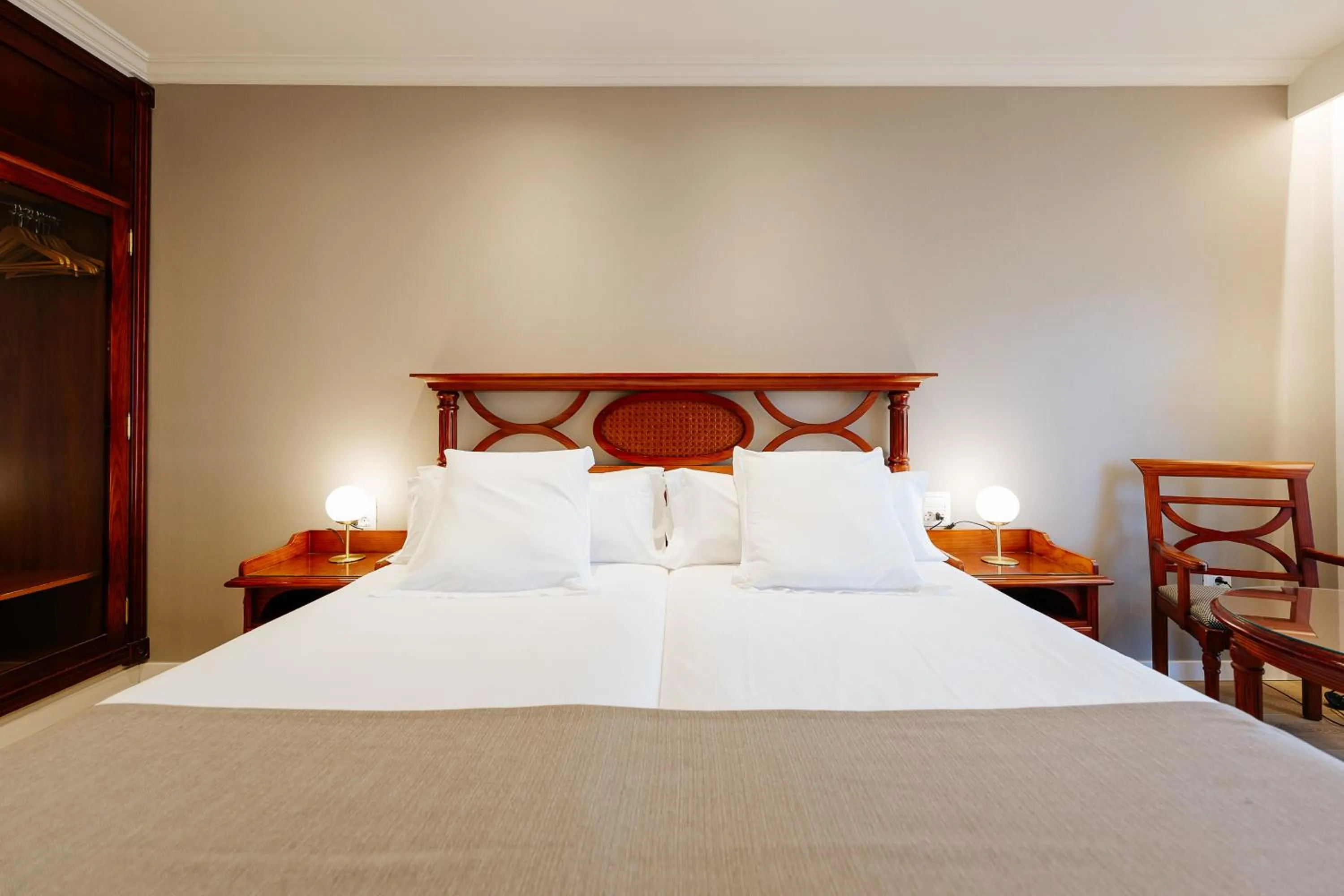 Bed in Hotel Reveron Plaza