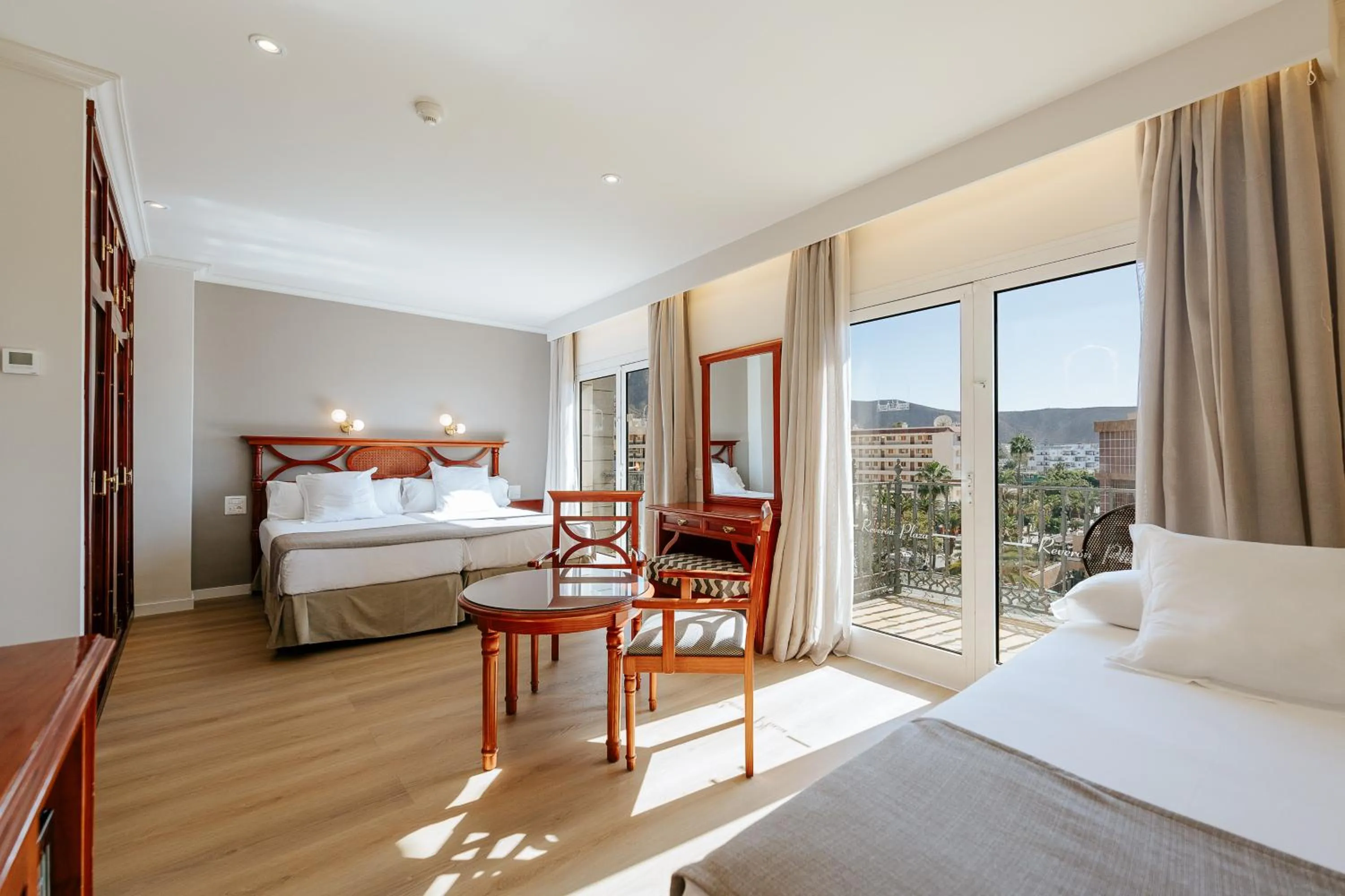 Bedroom, Bed in Hotel Reveron Plaza