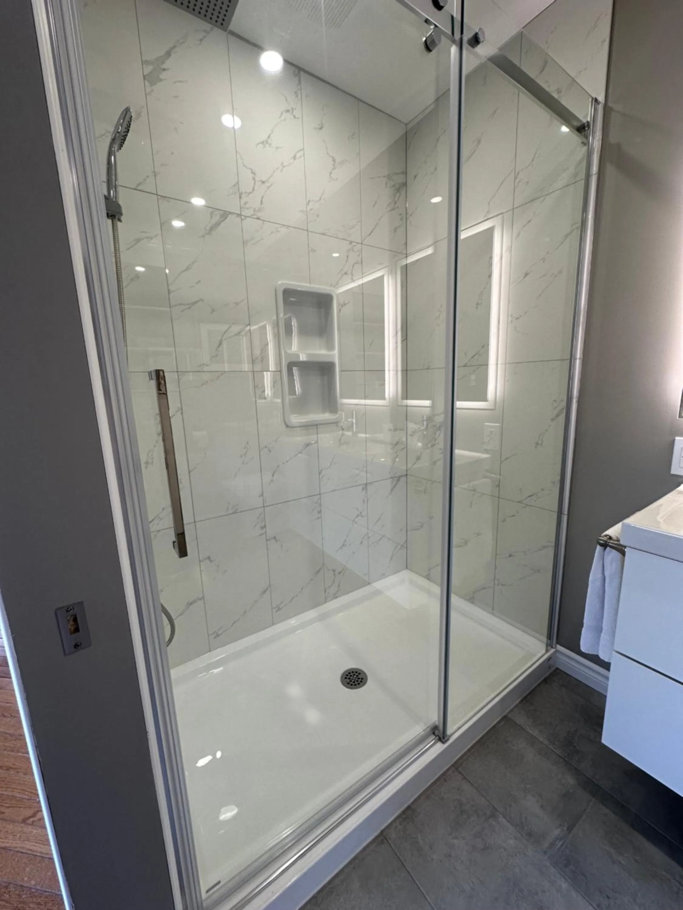 Shower in Motel Le Refuge