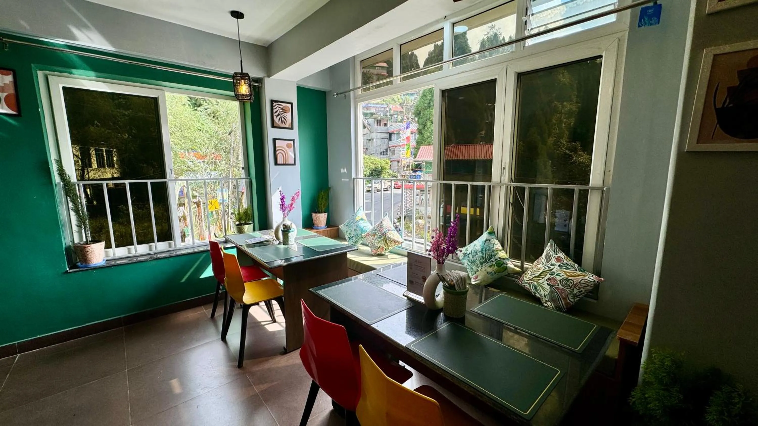 Restaurant/places to eat in Darjeeling Hillside Inn