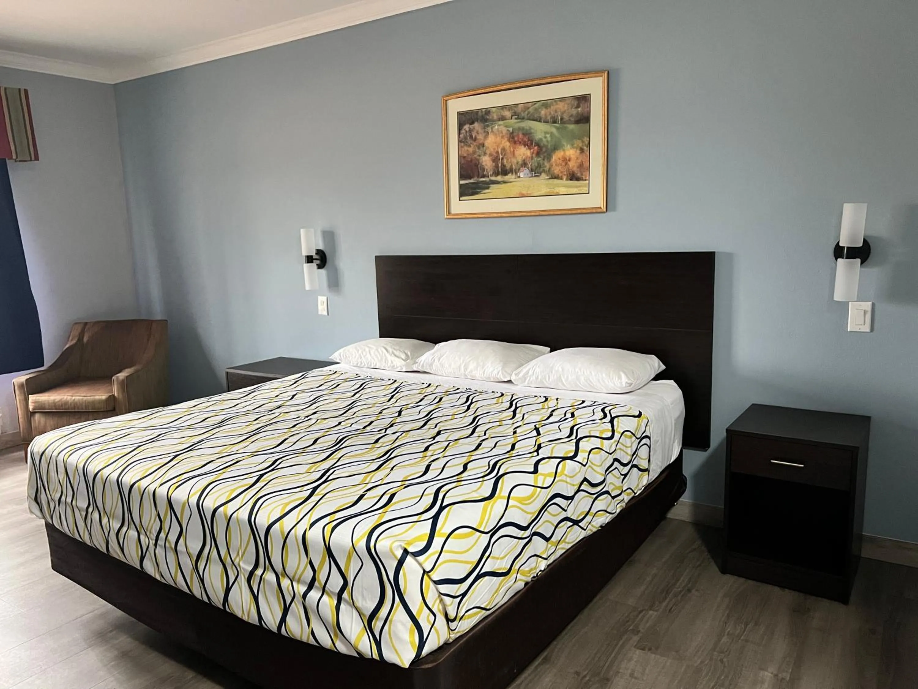 Bed in Tahlequah Inn