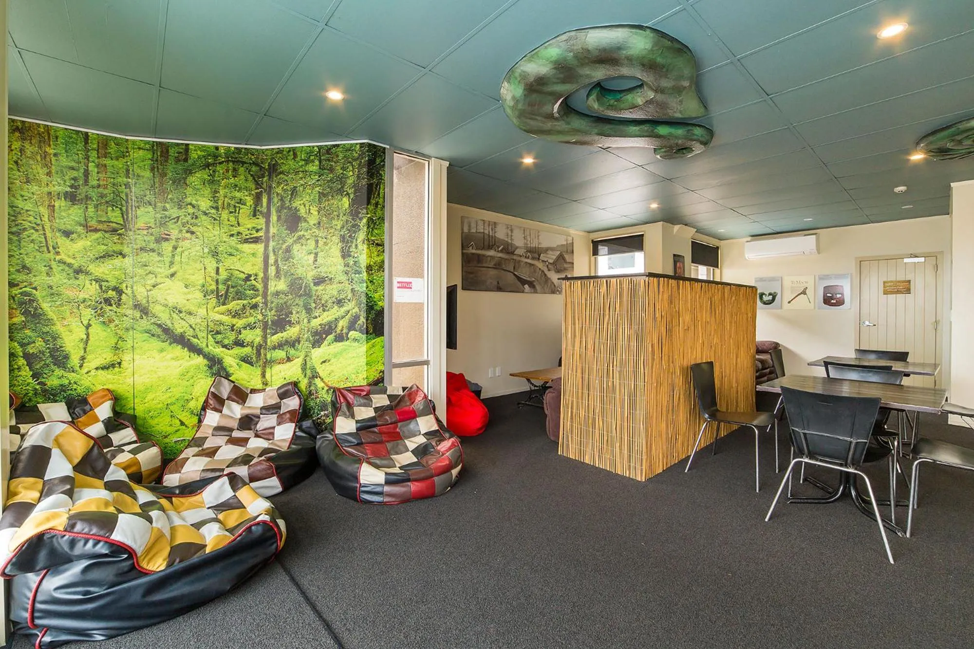 Communal lounge/ TV room in Tahuna Pod Hostel