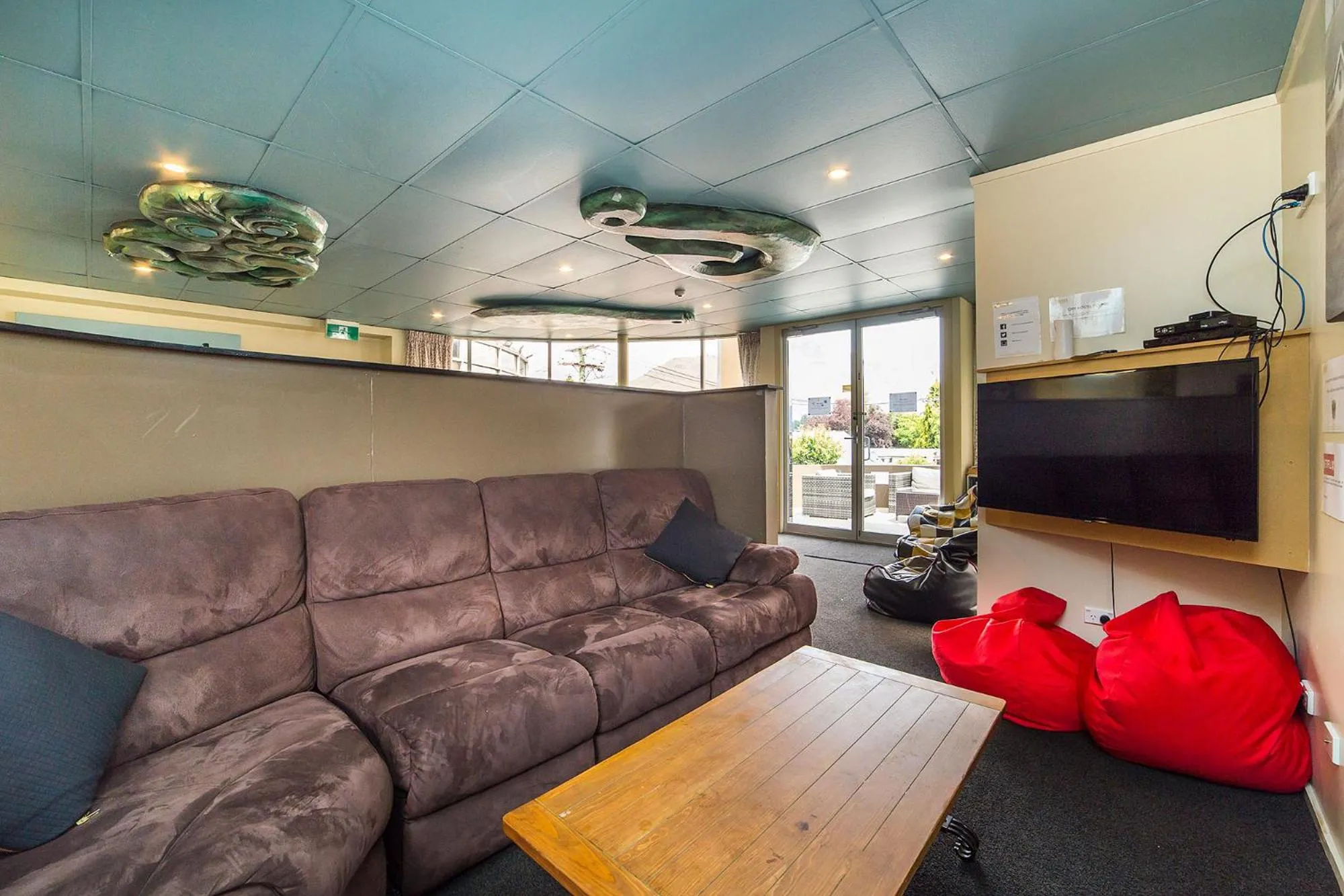Communal lounge/ TV room in Tahuna Pod Hostel