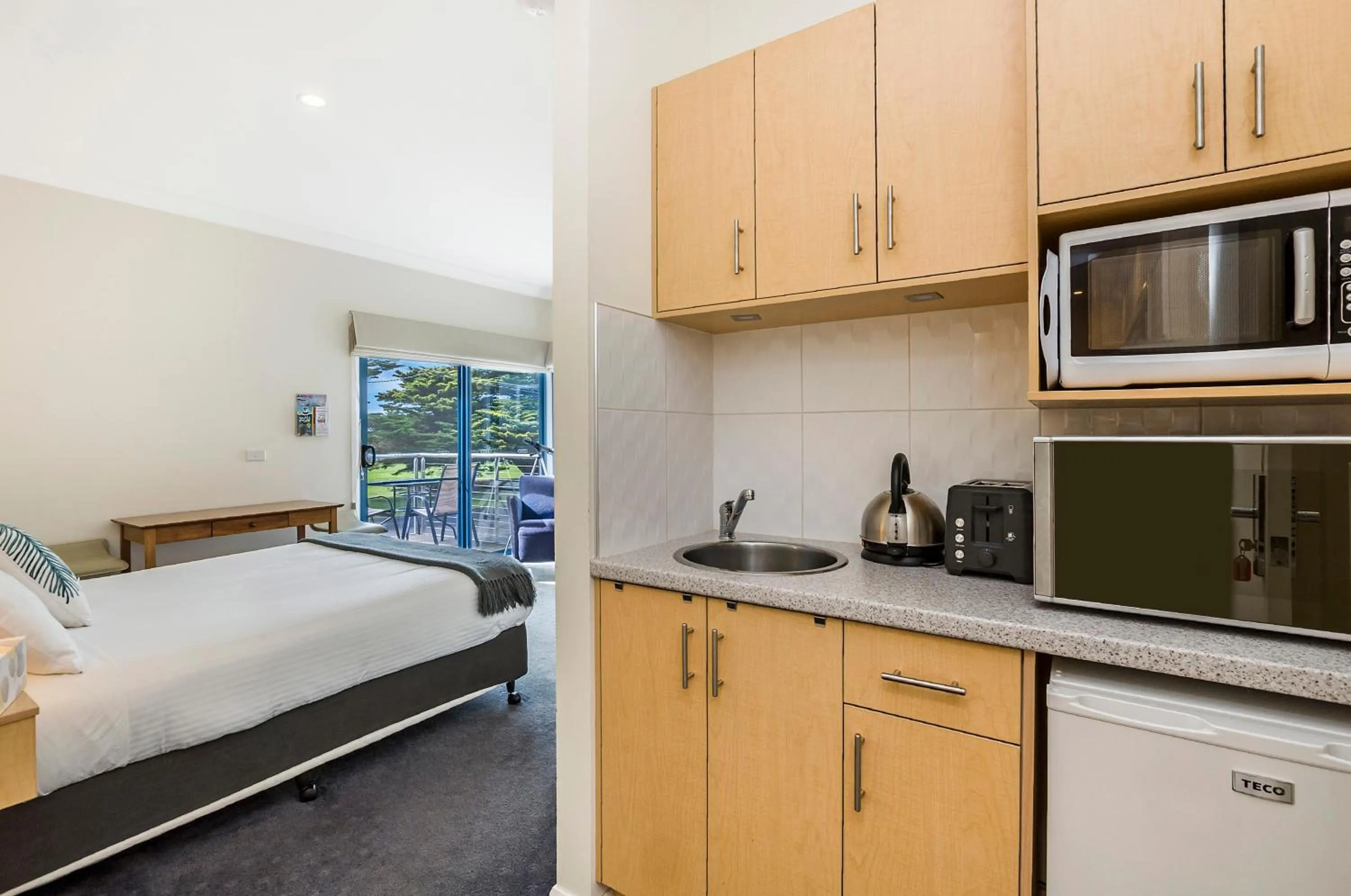 Coffee/tea facilities, Bed in Seascape Accommodation