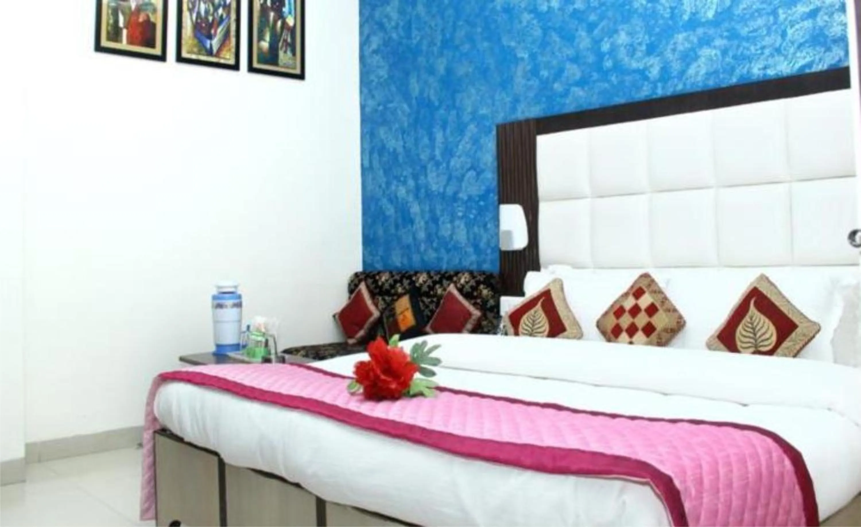 Living room, Bed in Hotel Bhagyodaya Residency Bhilwara