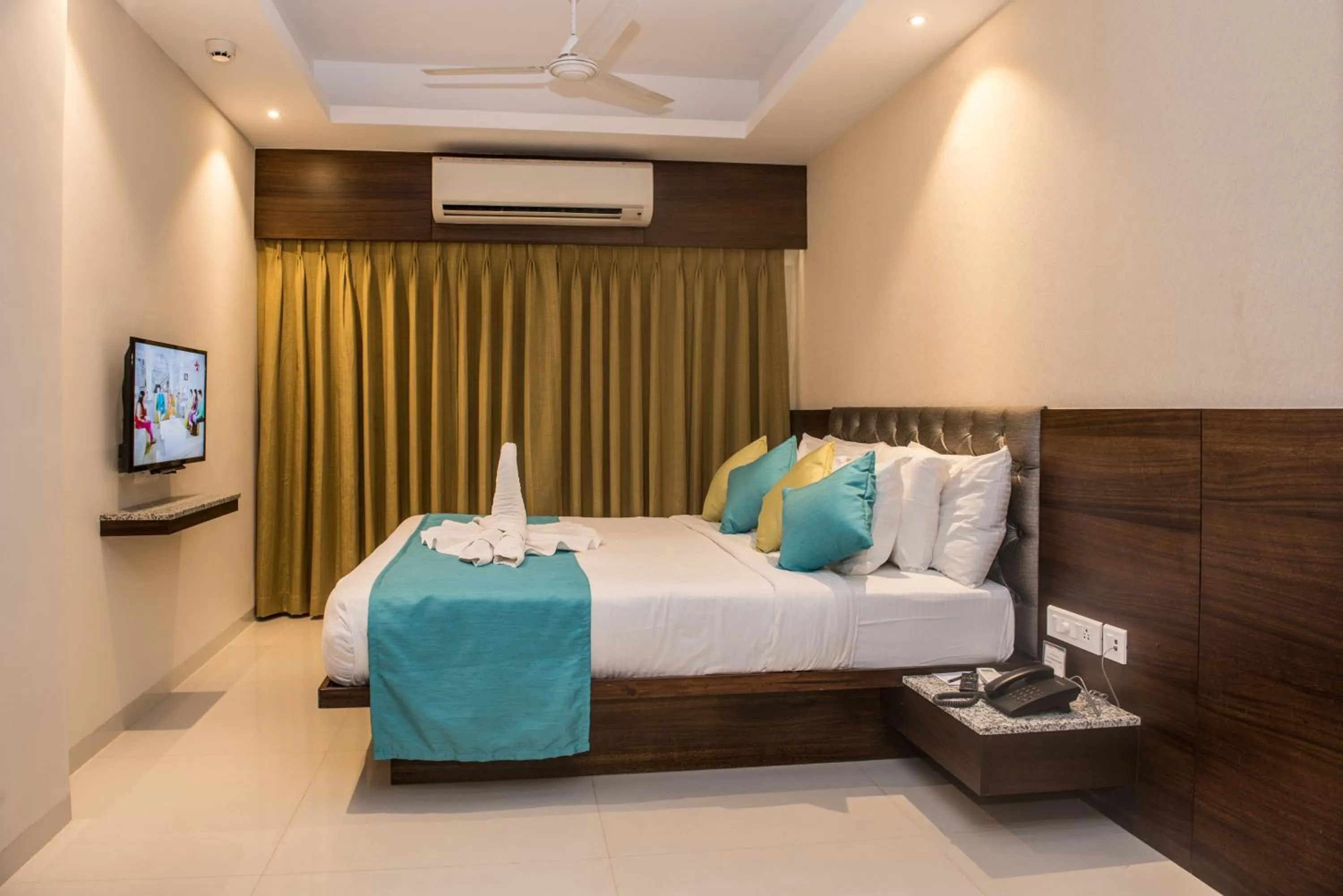 Bedroom, Bed in Calangute Towers - AM Hotel Kollection