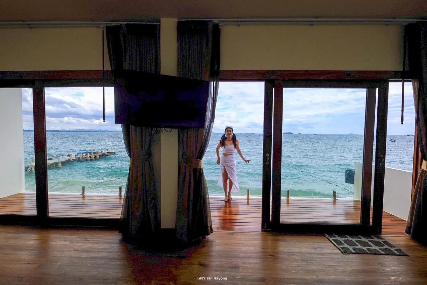 Communal lounge/ TV room in Samed Seaside Resort