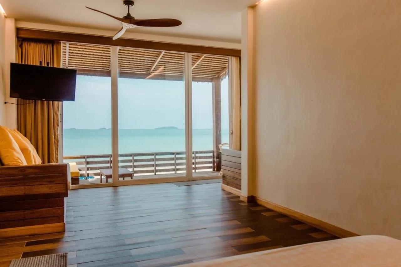 Communal lounge/ TV room, Bed in Samed Seaside Resort