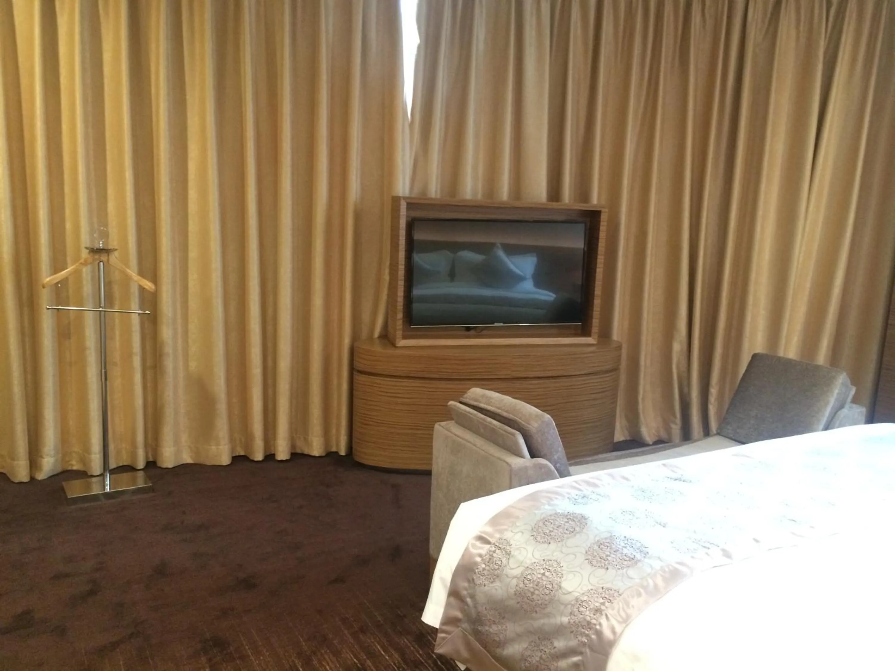 Bed in Shenzhen Baoan PLUS Gems Cube Hotel