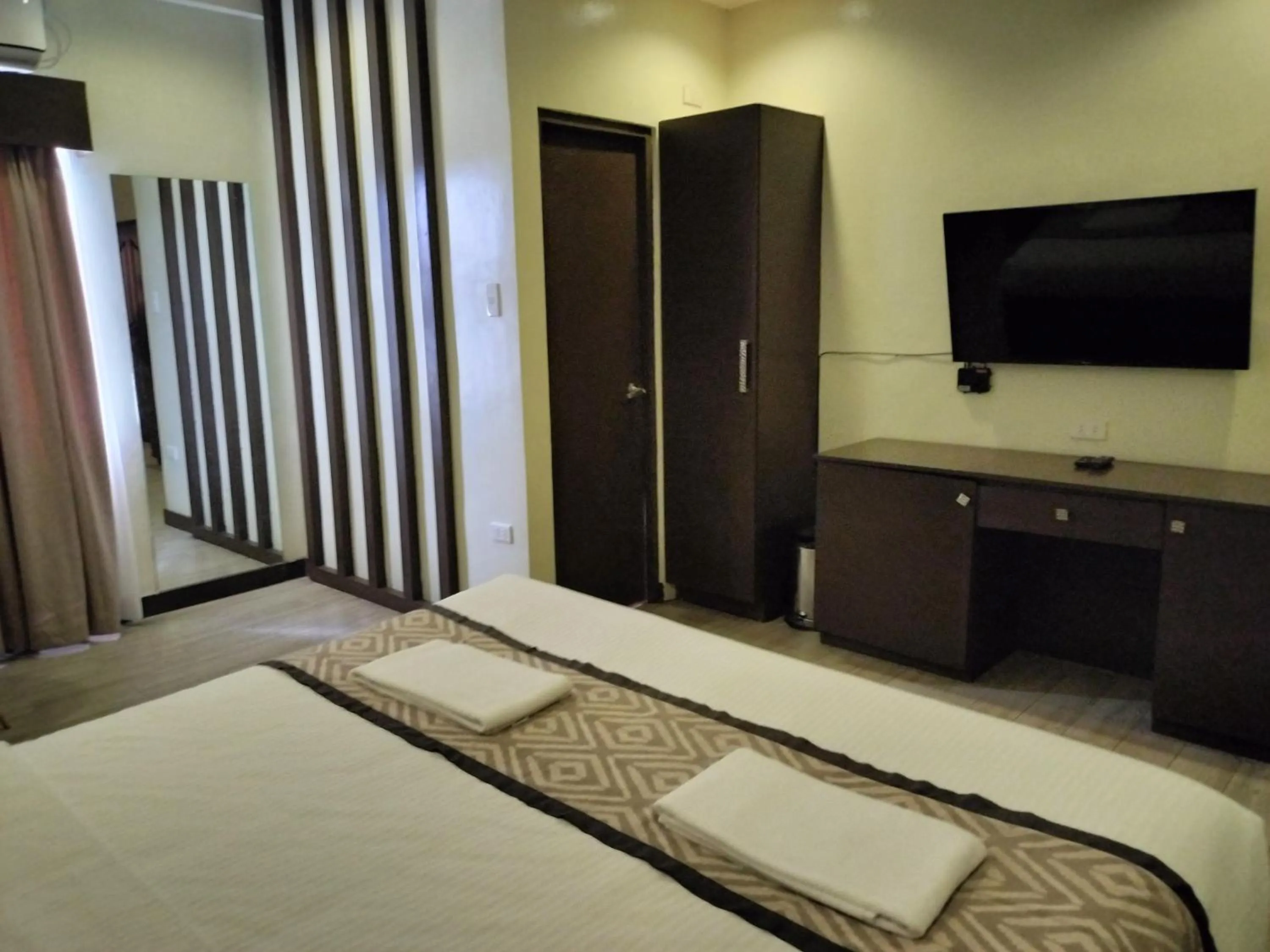 TV and multimedia, Bed in Whitewoods Convention and Leisure Hotel