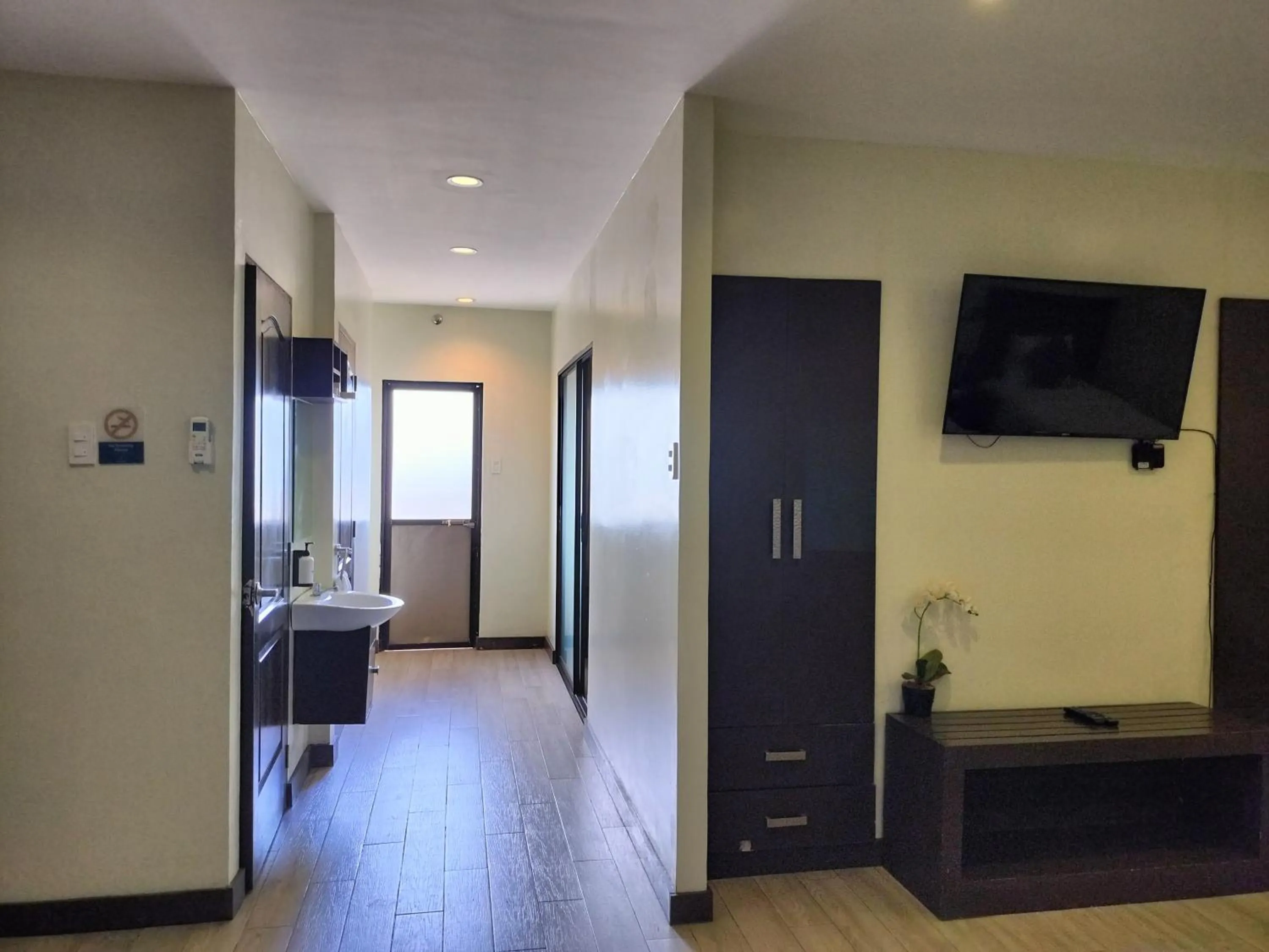 Communal lounge/ TV room, Bed in Whitewoods Convention and Leisure Hotel