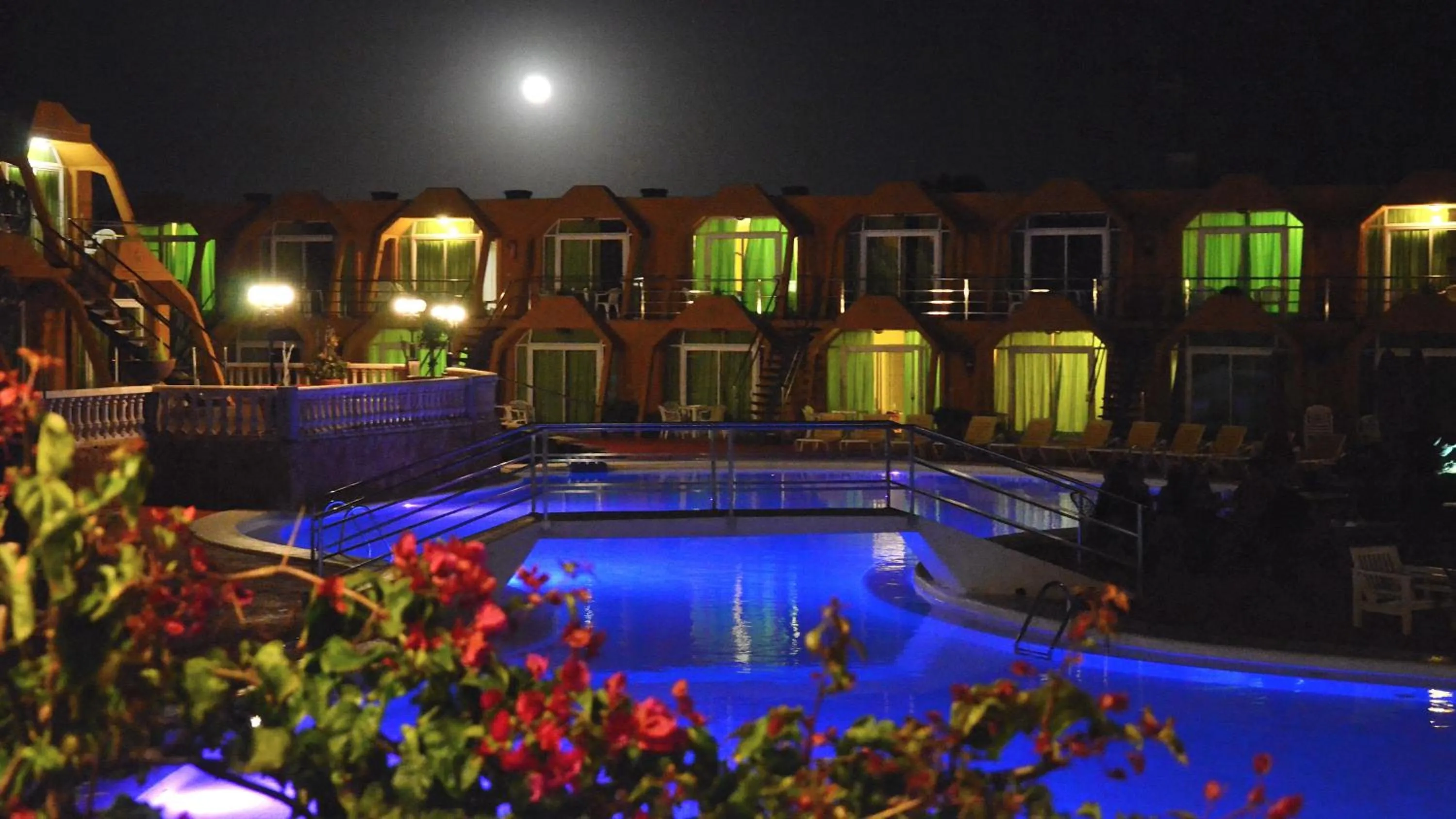 Swimming pool in Aparthotel la Piramide