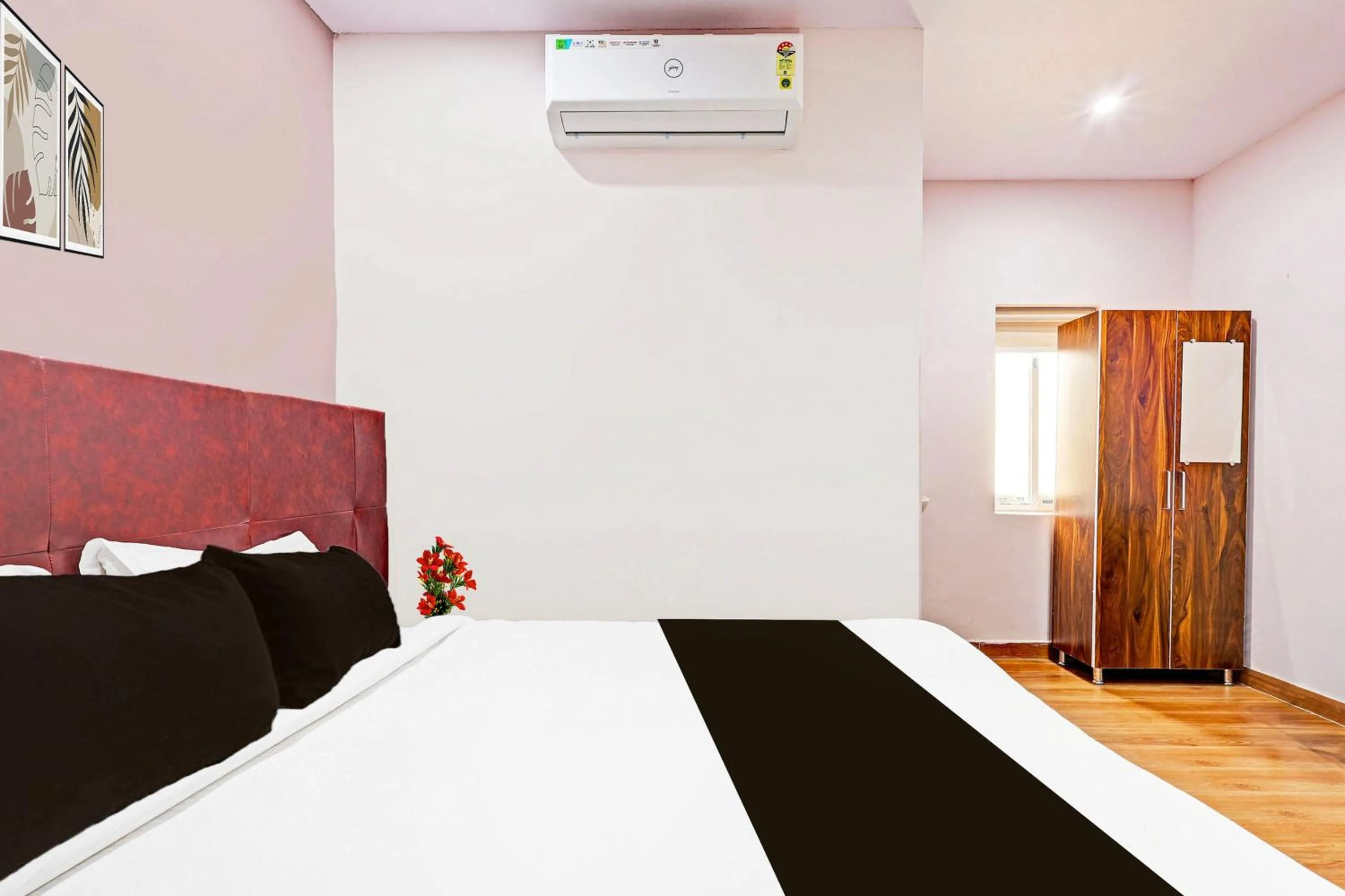 Bedroom, Bed in Super Hotel O Ramarvapadu Near ESI Hospital