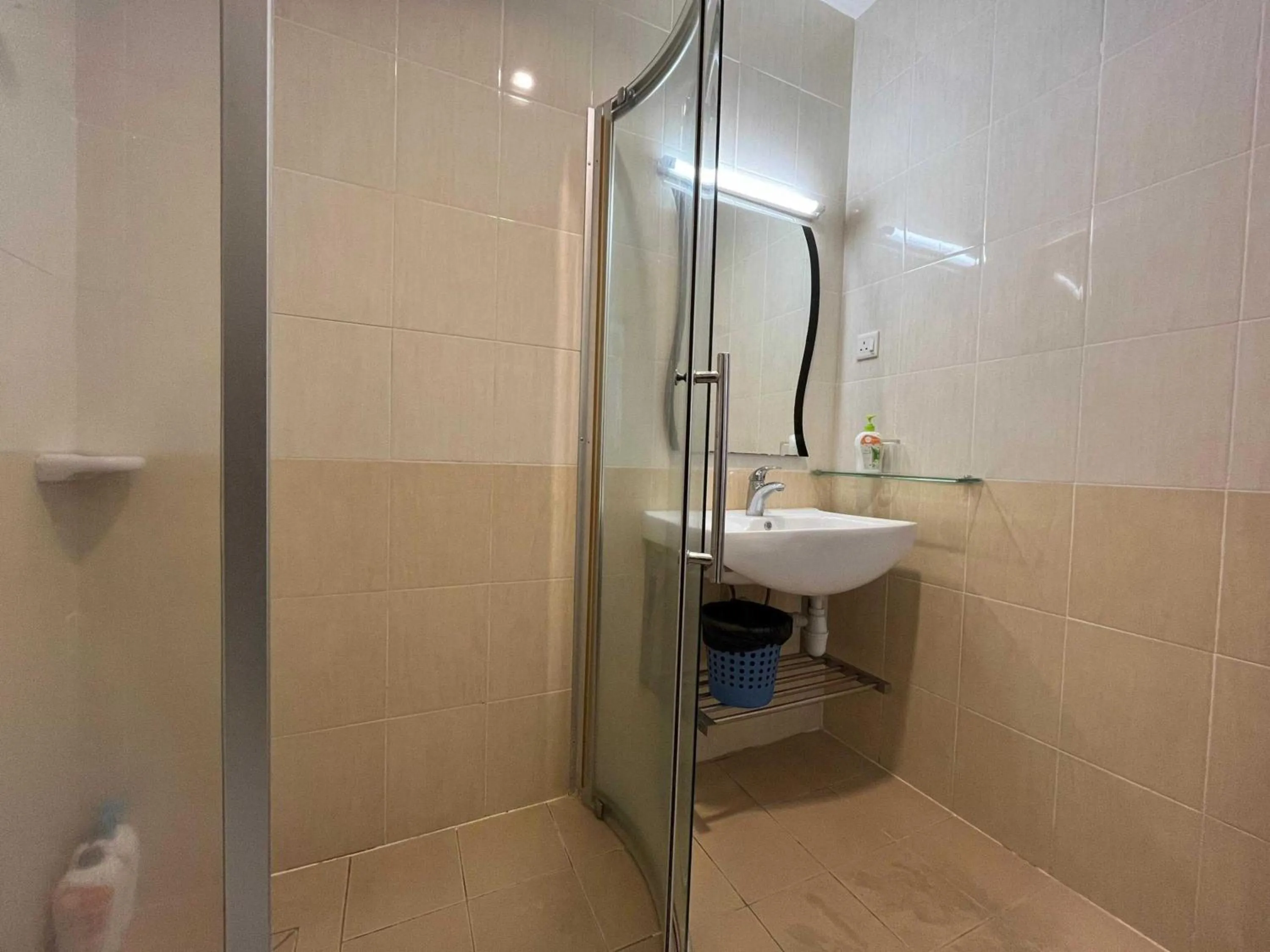 Bathroom in Hotel O Atari Inn