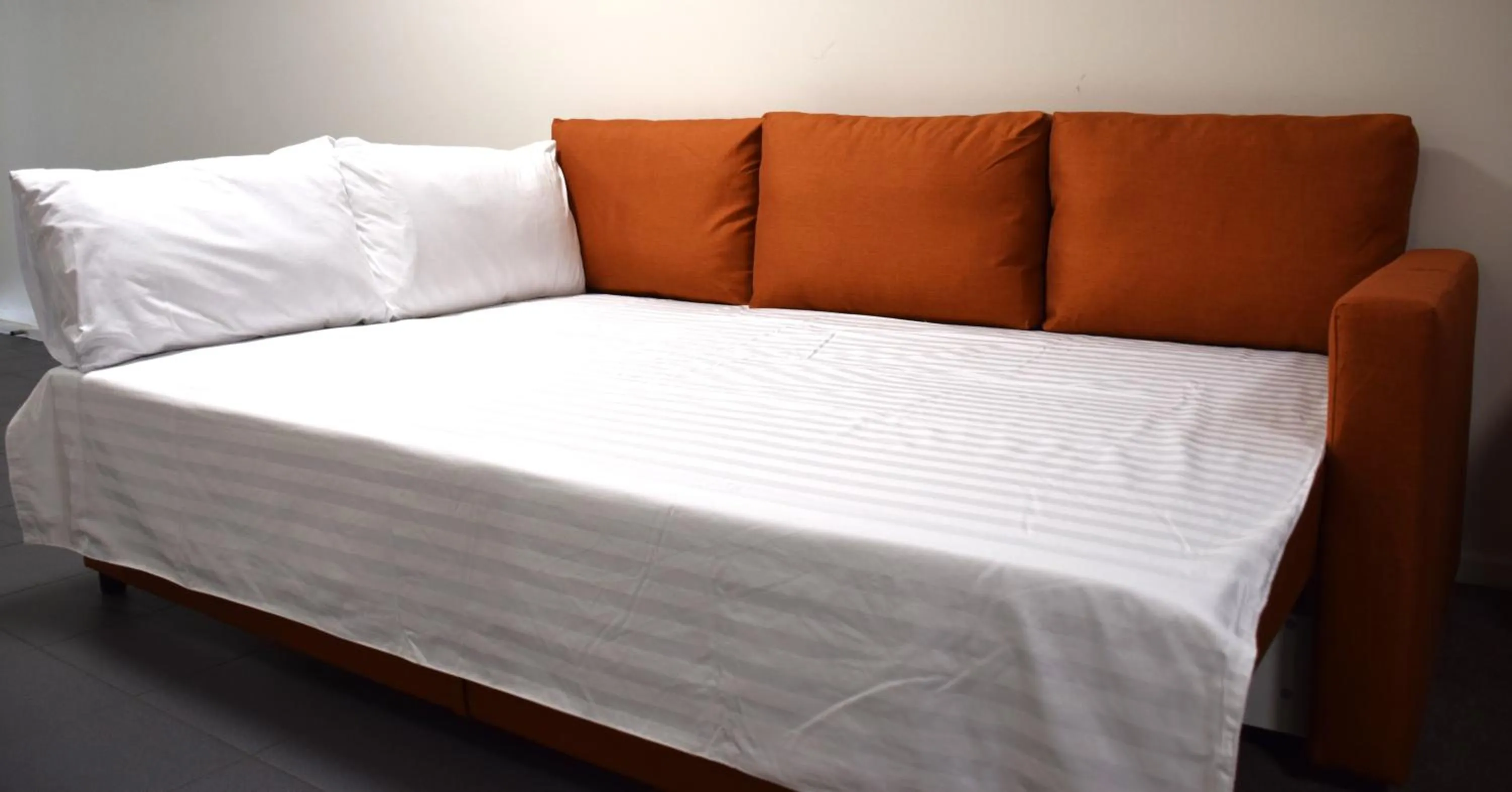 Bed in Rainbow Motel Queanbeyan