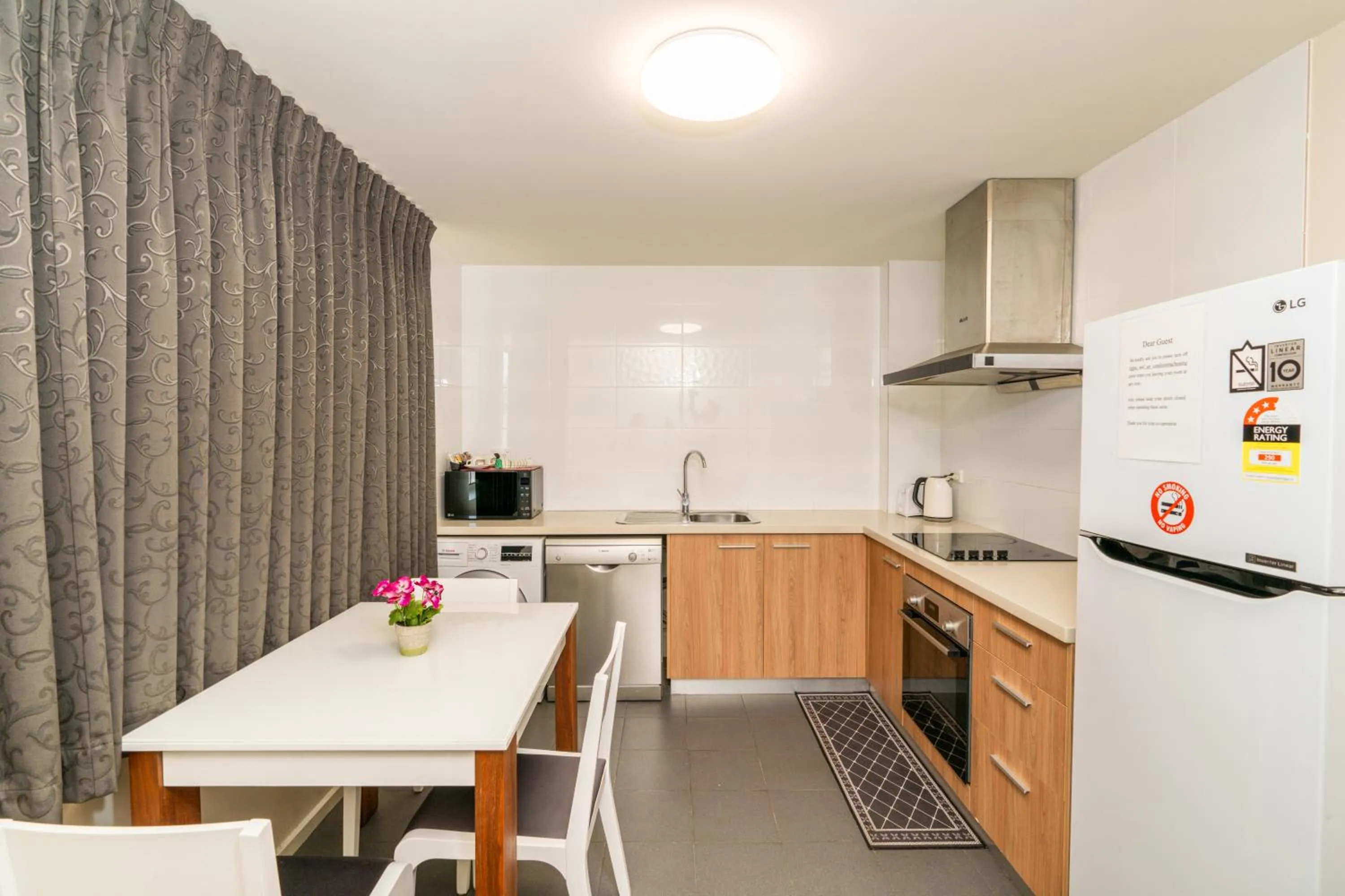 Kitchen or kitchenette in Rainbow Motel Queanbeyan