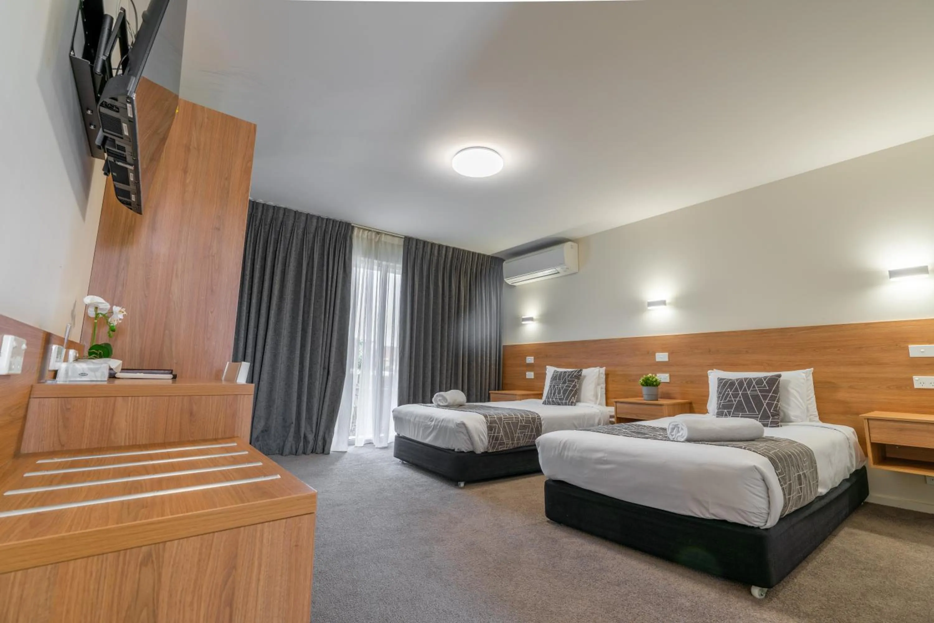 Bed in Rainbow Motel Queanbeyan