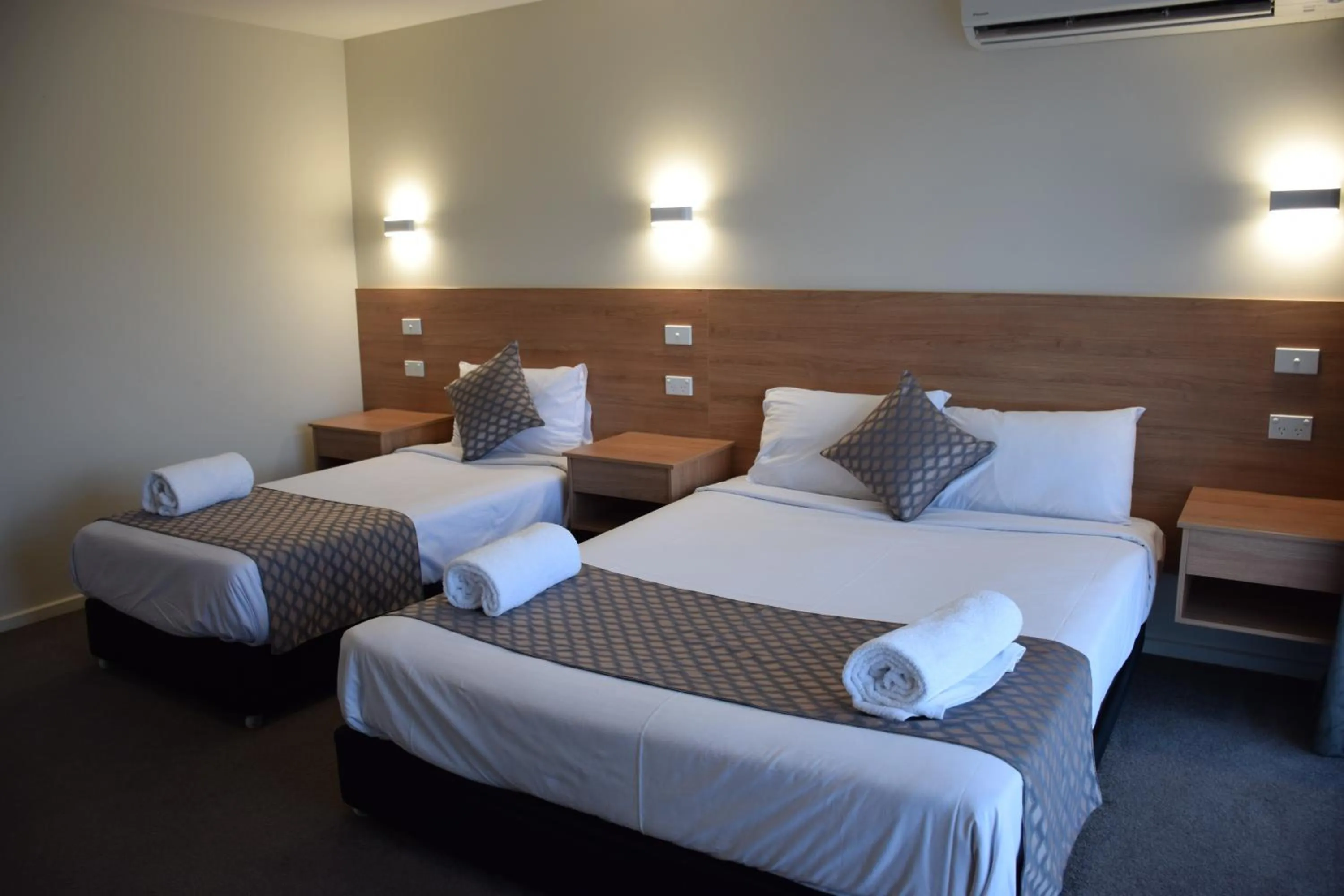 Bed in Rainbow Motel Queanbeyan