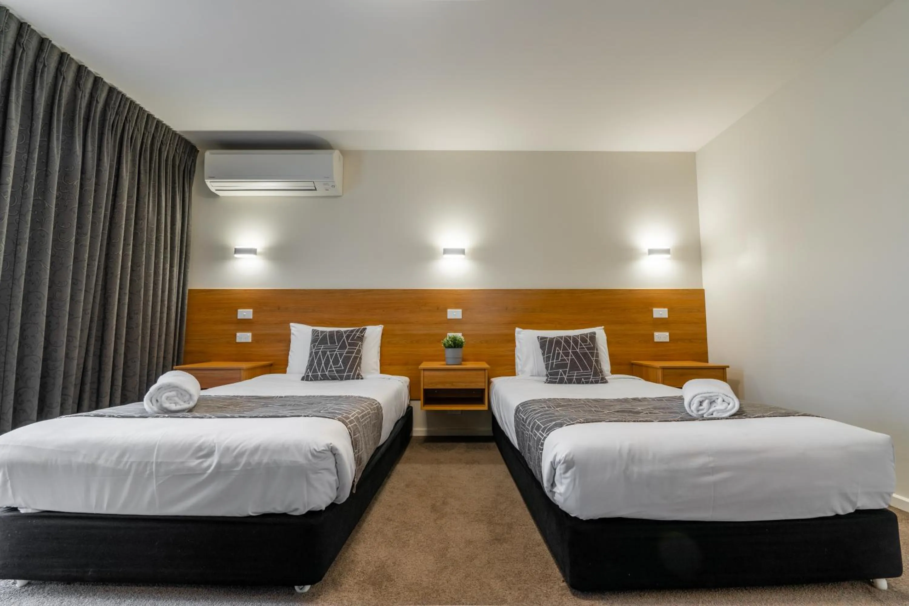 Bed in Rainbow Motel Queanbeyan