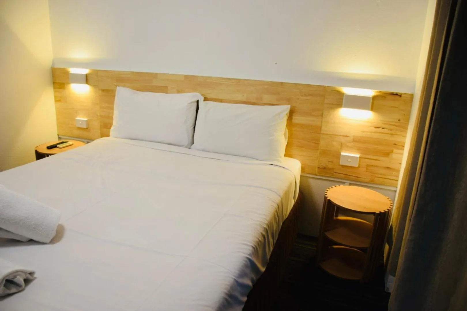 Bed in Rainbow Motel Queanbeyan