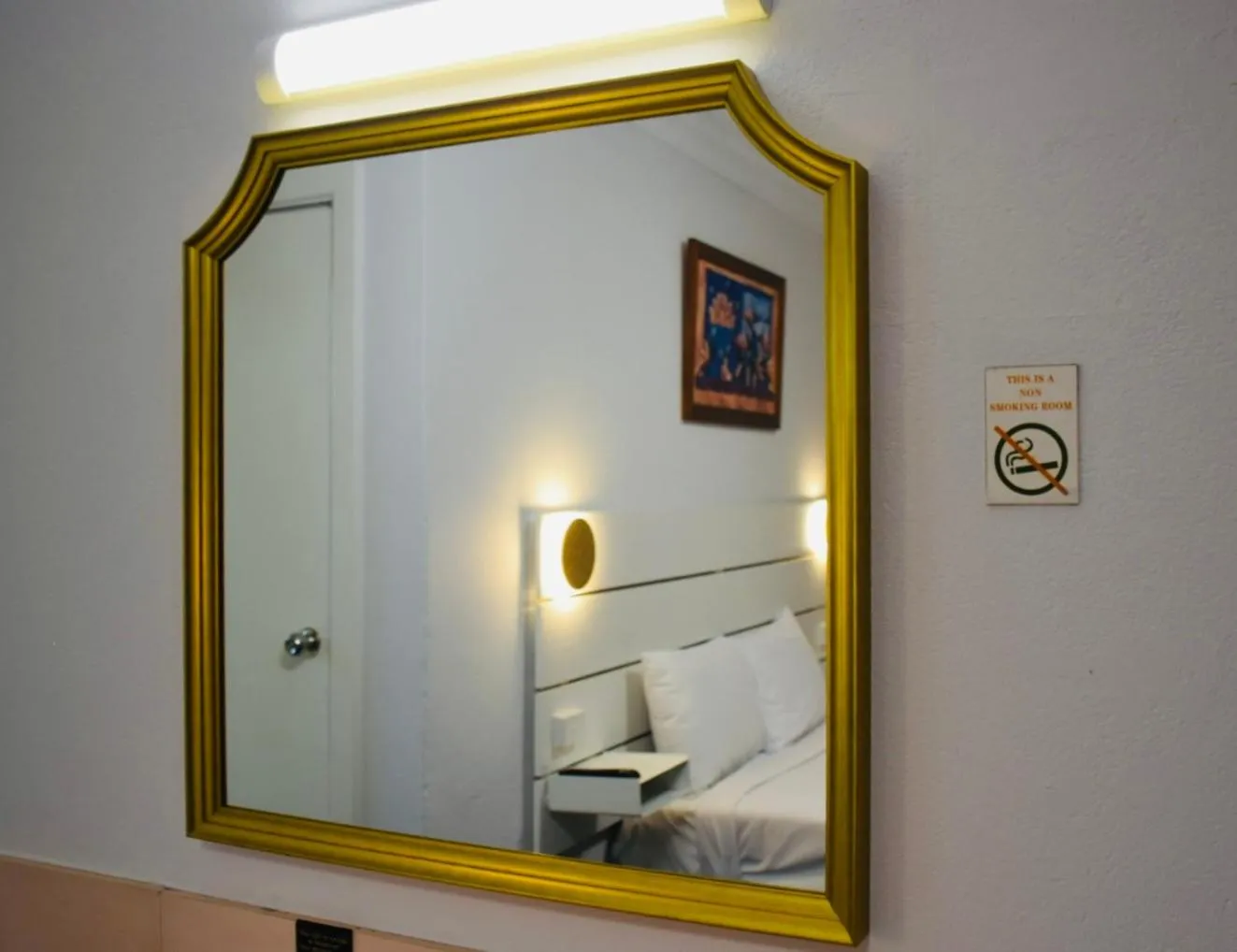 Bed in Rainbow Motel Queanbeyan