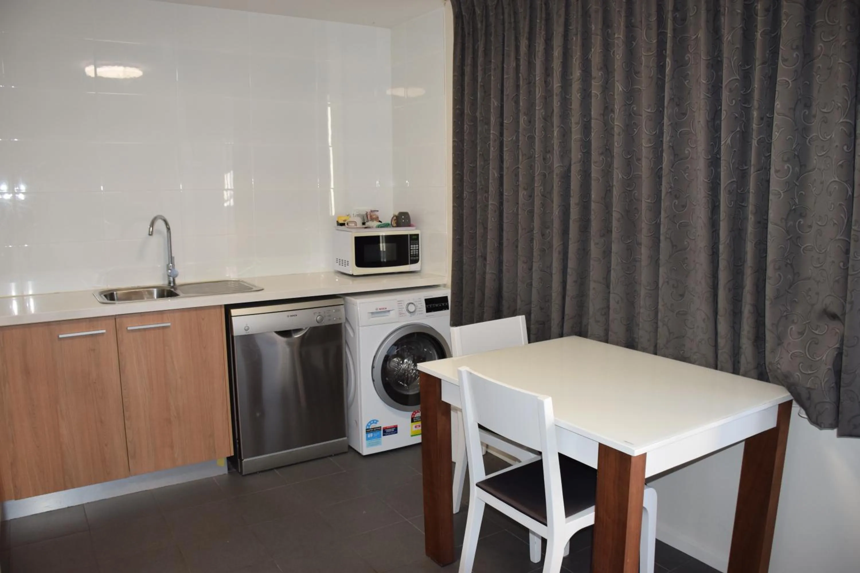 dishwasher in Rainbow Motel Queanbeyan
