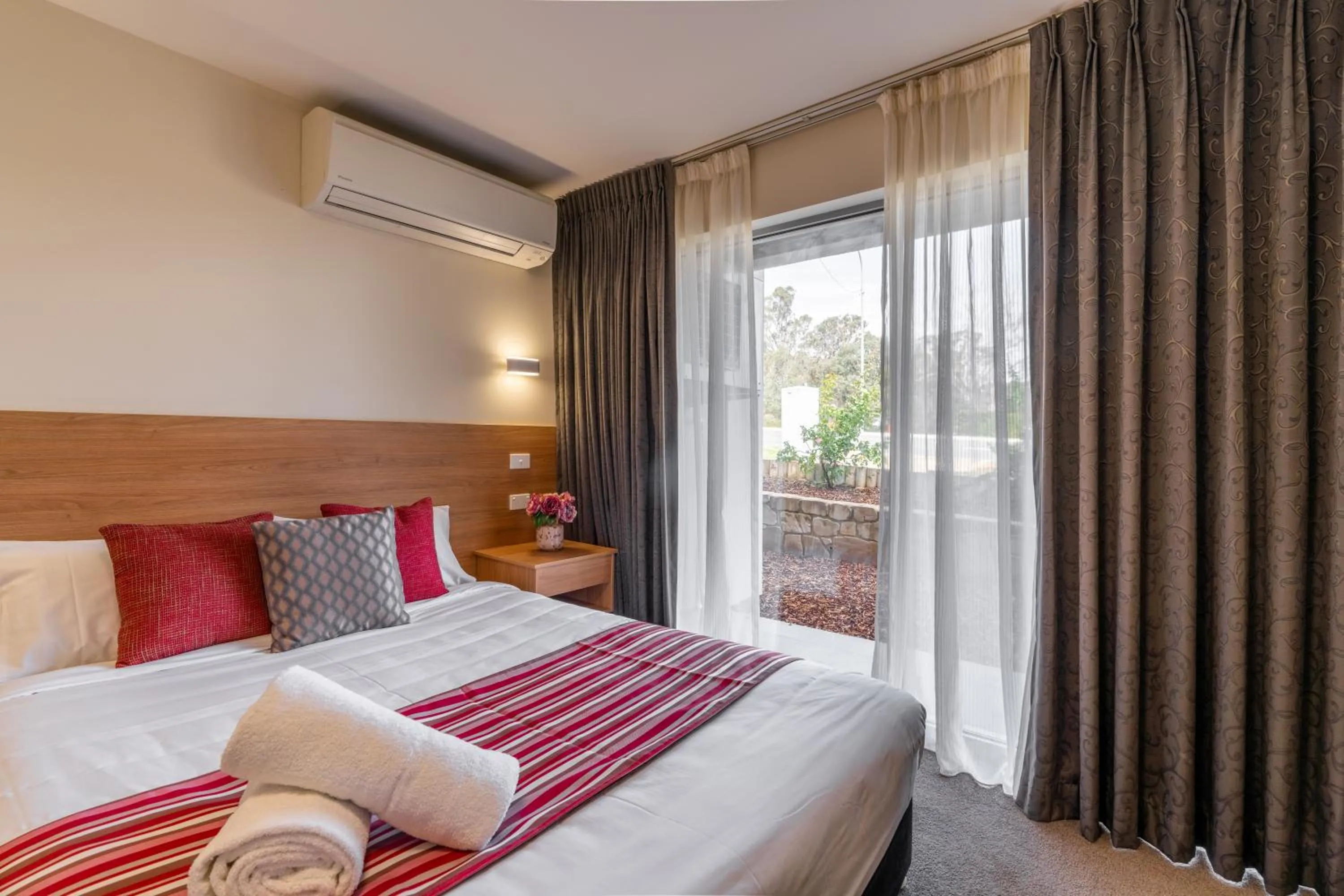 Bed in Rainbow Motel Queanbeyan