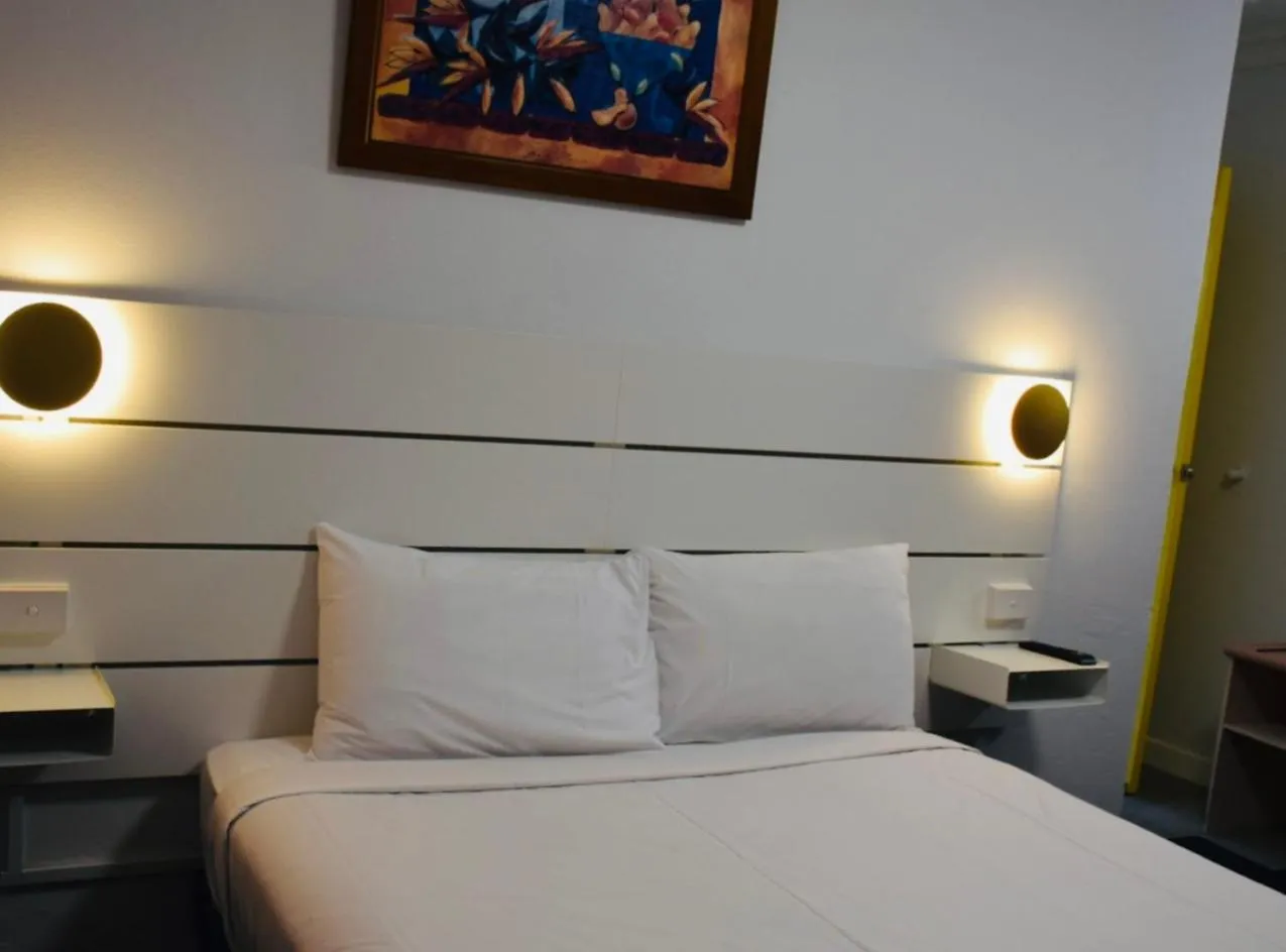 Bed in Rainbow Motel Queanbeyan
