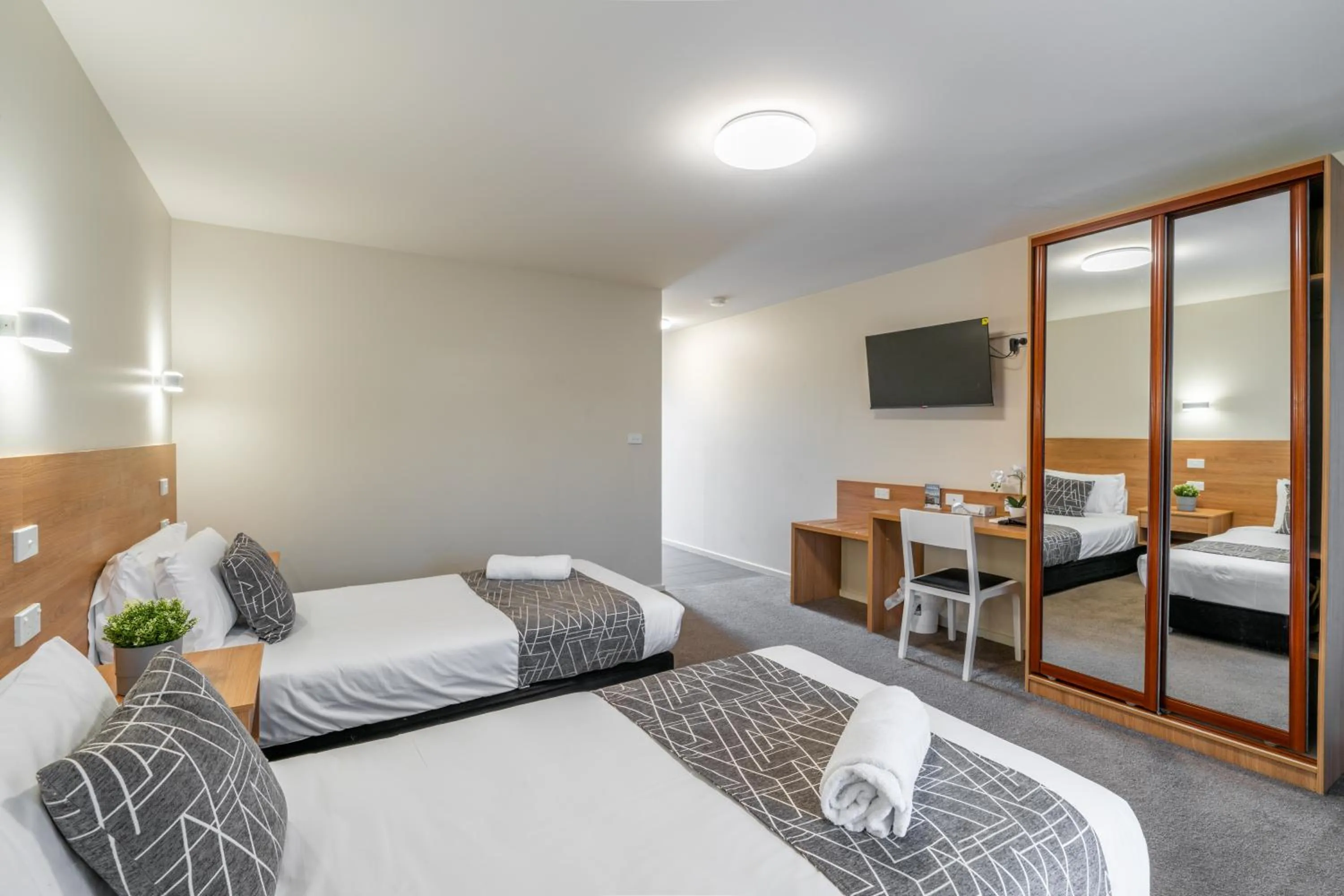 Bed in Rainbow Motel Queanbeyan