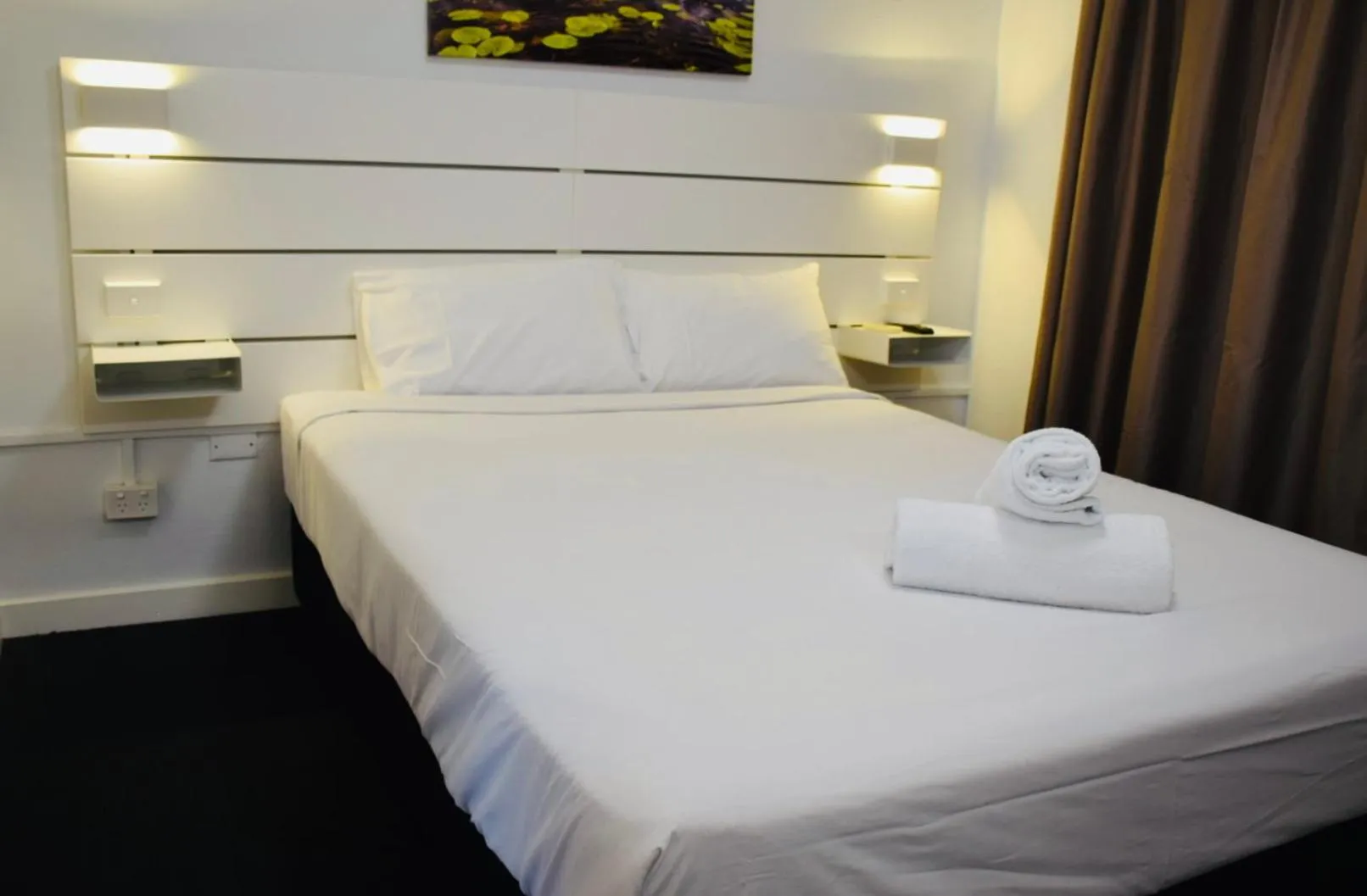 Bed in Rainbow Motel Queanbeyan