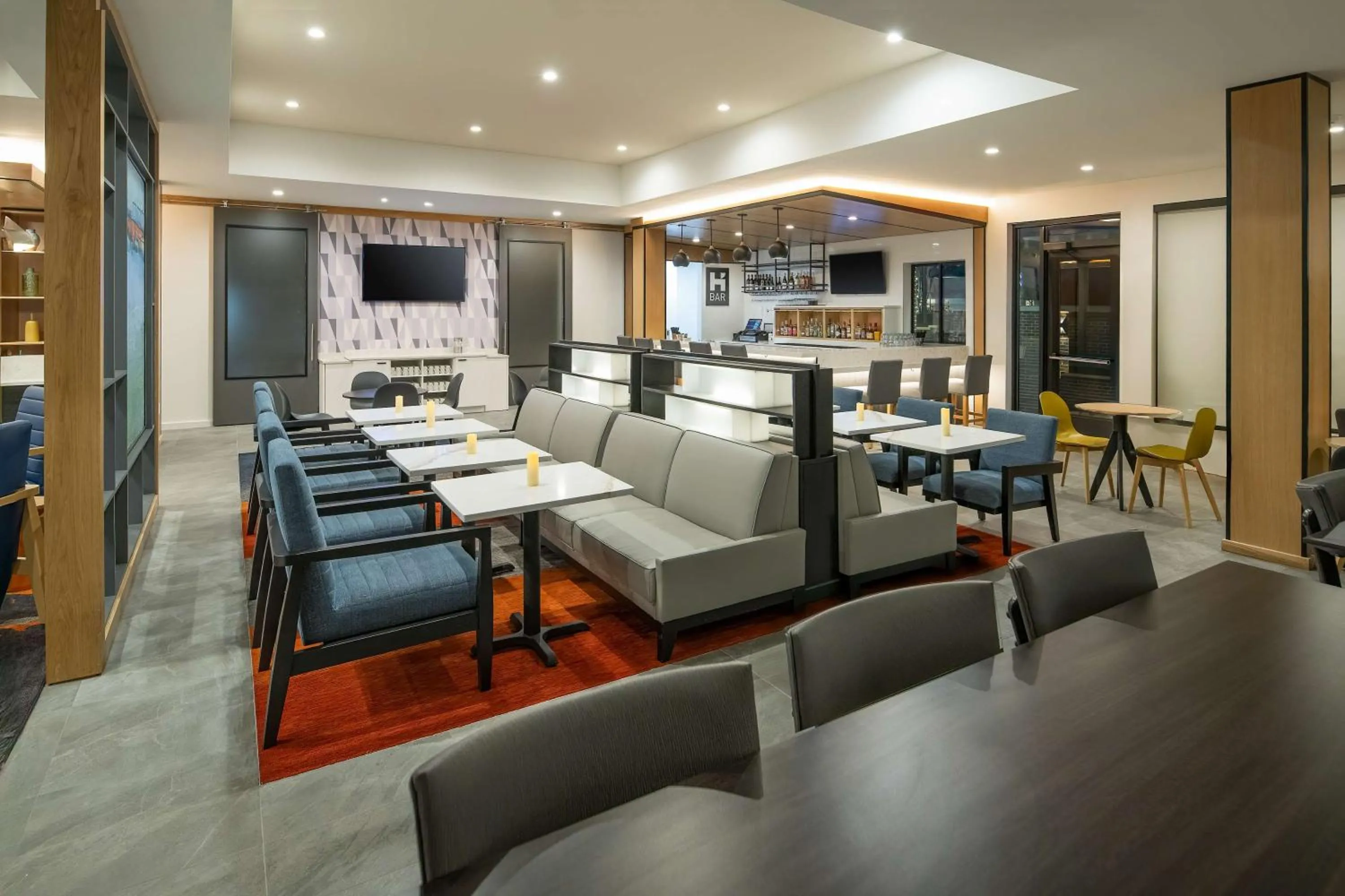 Lounge or bar in Hyatt House Auburn Hills/Detroit