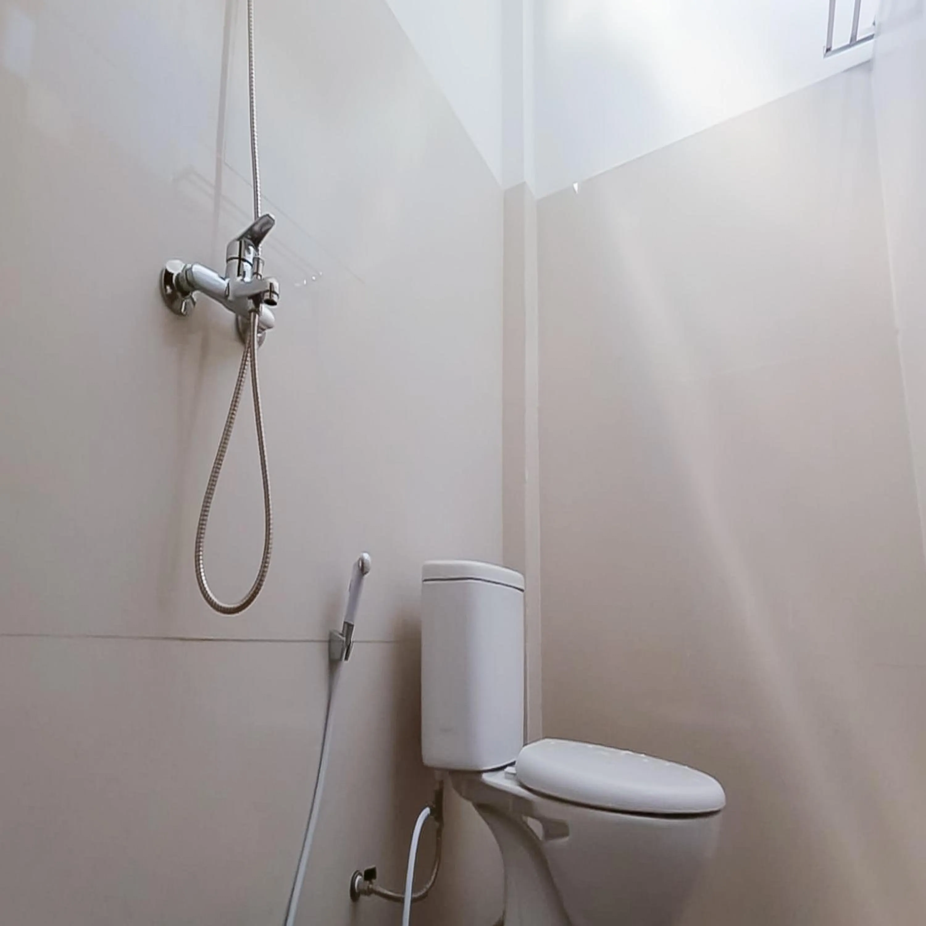 Bathroom in Urbanview Hotel Lamin Palangkaraya by RedDoorz