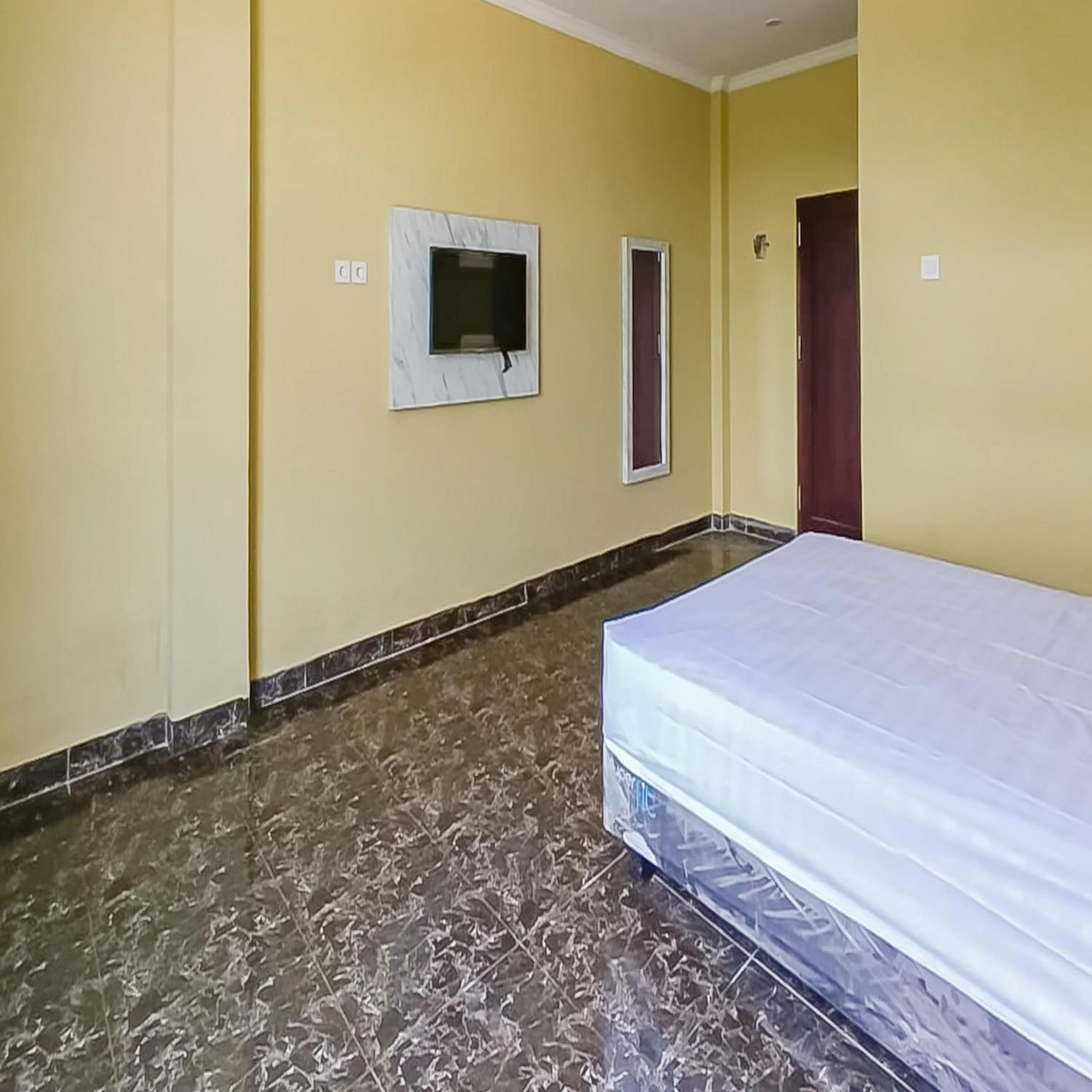 Bedroom, Bed in Urbanview Hotel Lamin Palangkaraya by RedDoorz