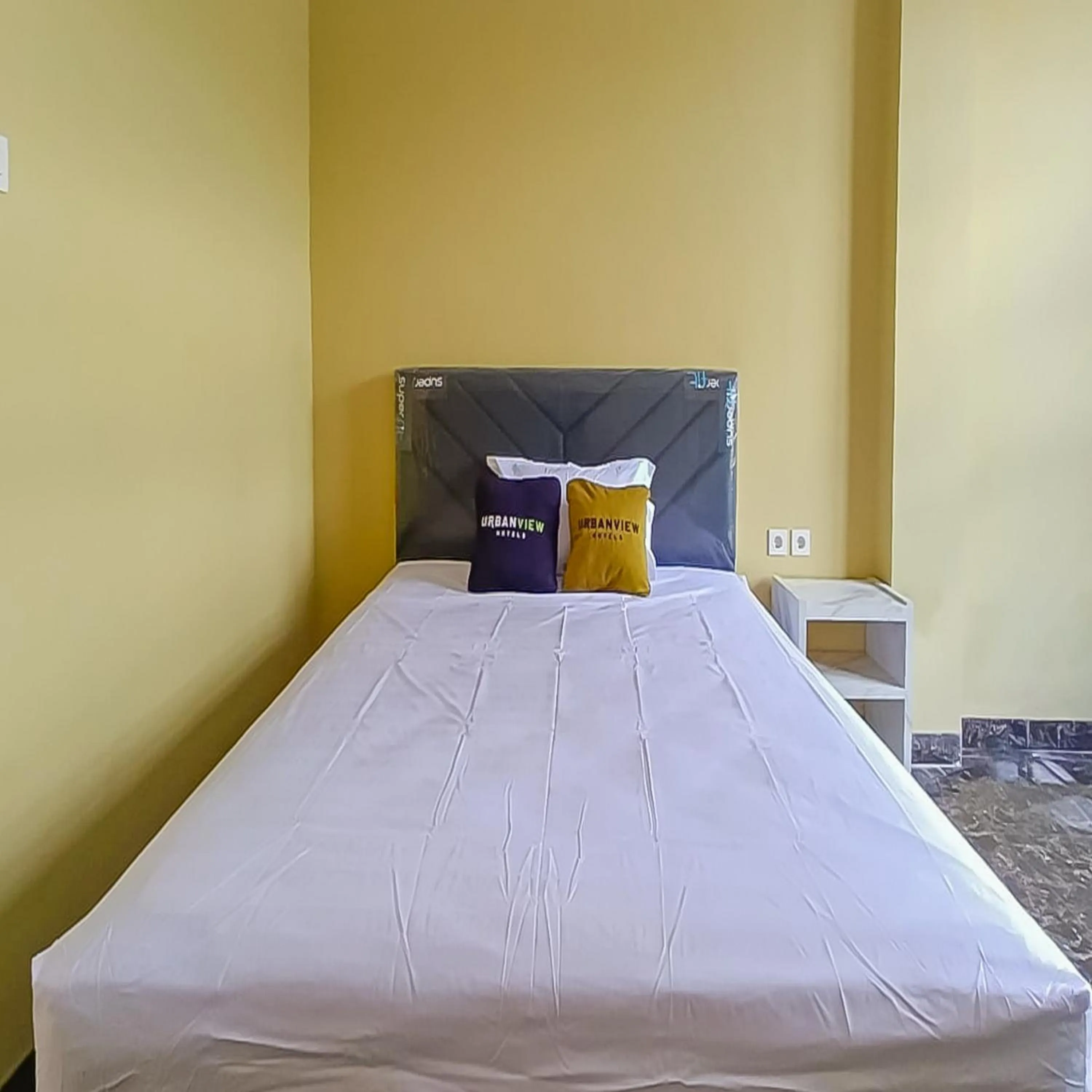 Bedroom, Bed in Urbanview Hotel Lamin Palangkaraya by RedDoorz