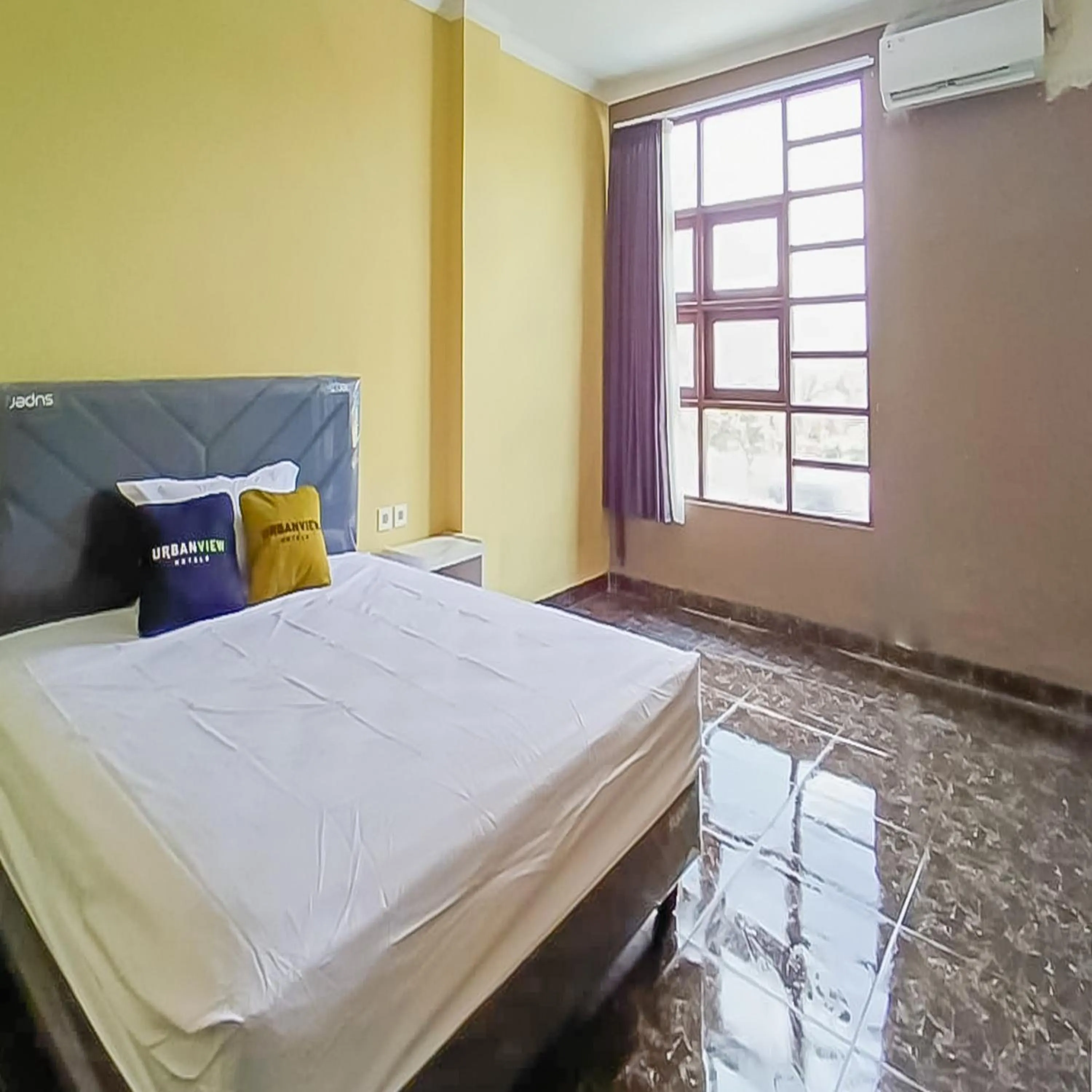 Bedroom, Bed in Urbanview Hotel Lamin Palangkaraya by RedDoorz