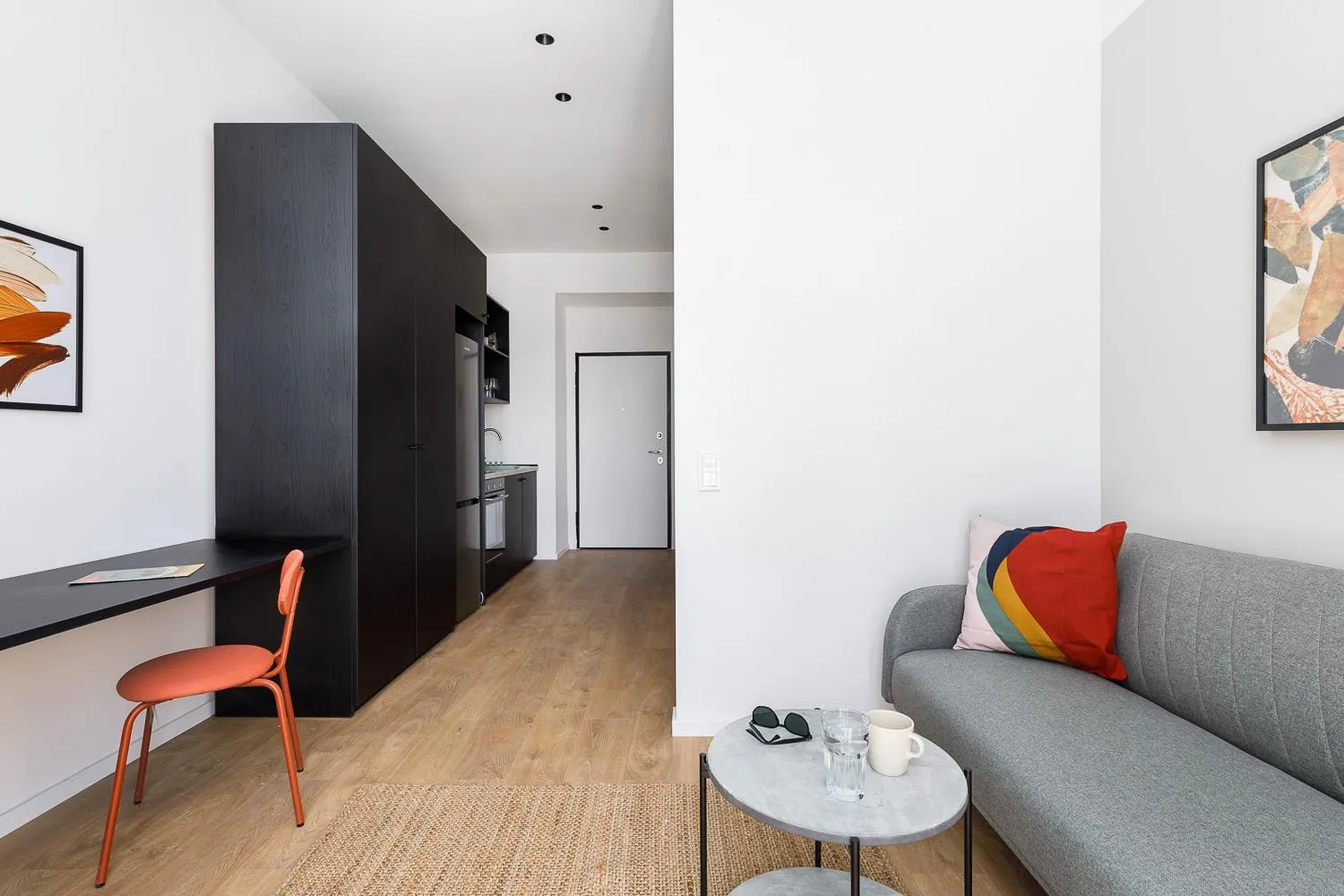 Living room in Soho Residence by halu!