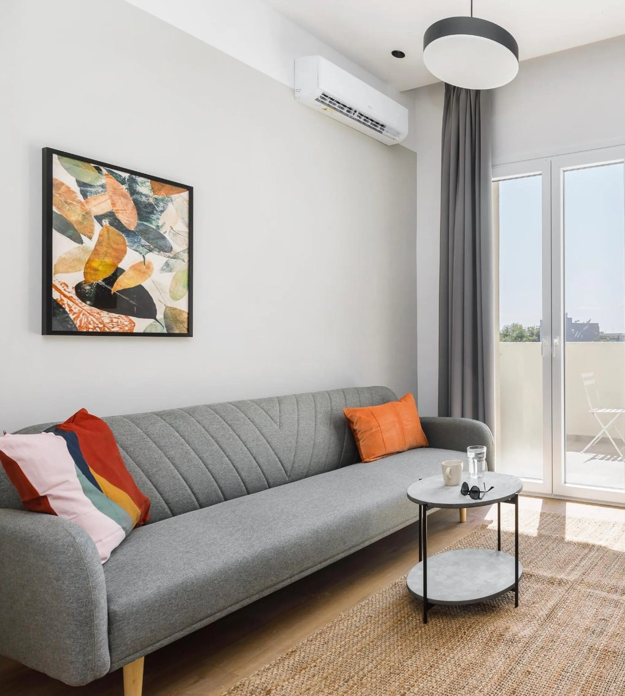 Living room in Soho Residence by halu!