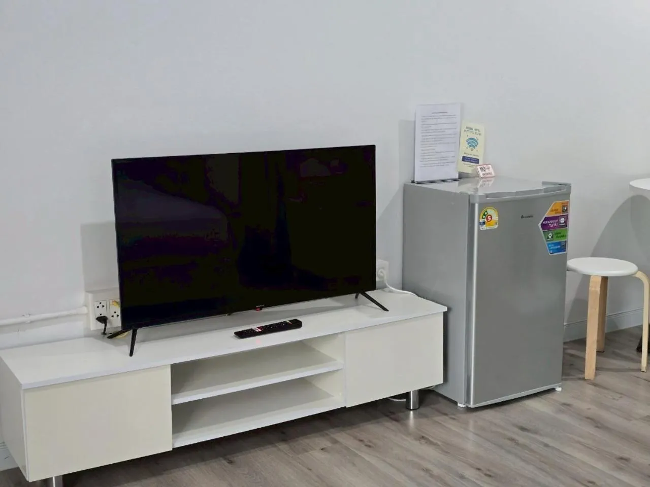 TV and multimedia in SRINN Hotel Pattaya Klang