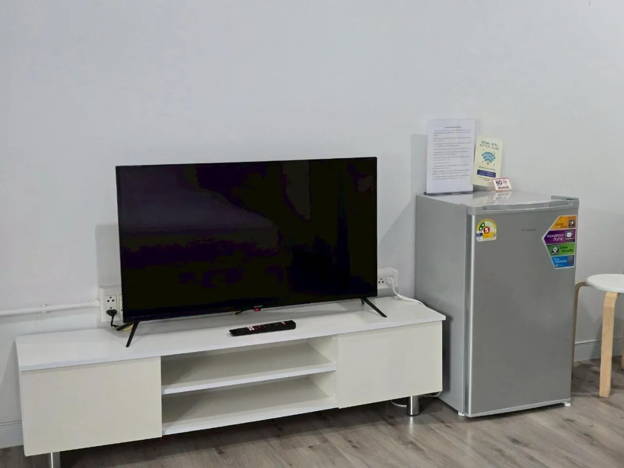 TV and multimedia in SRINN Hotel Pattaya Klang