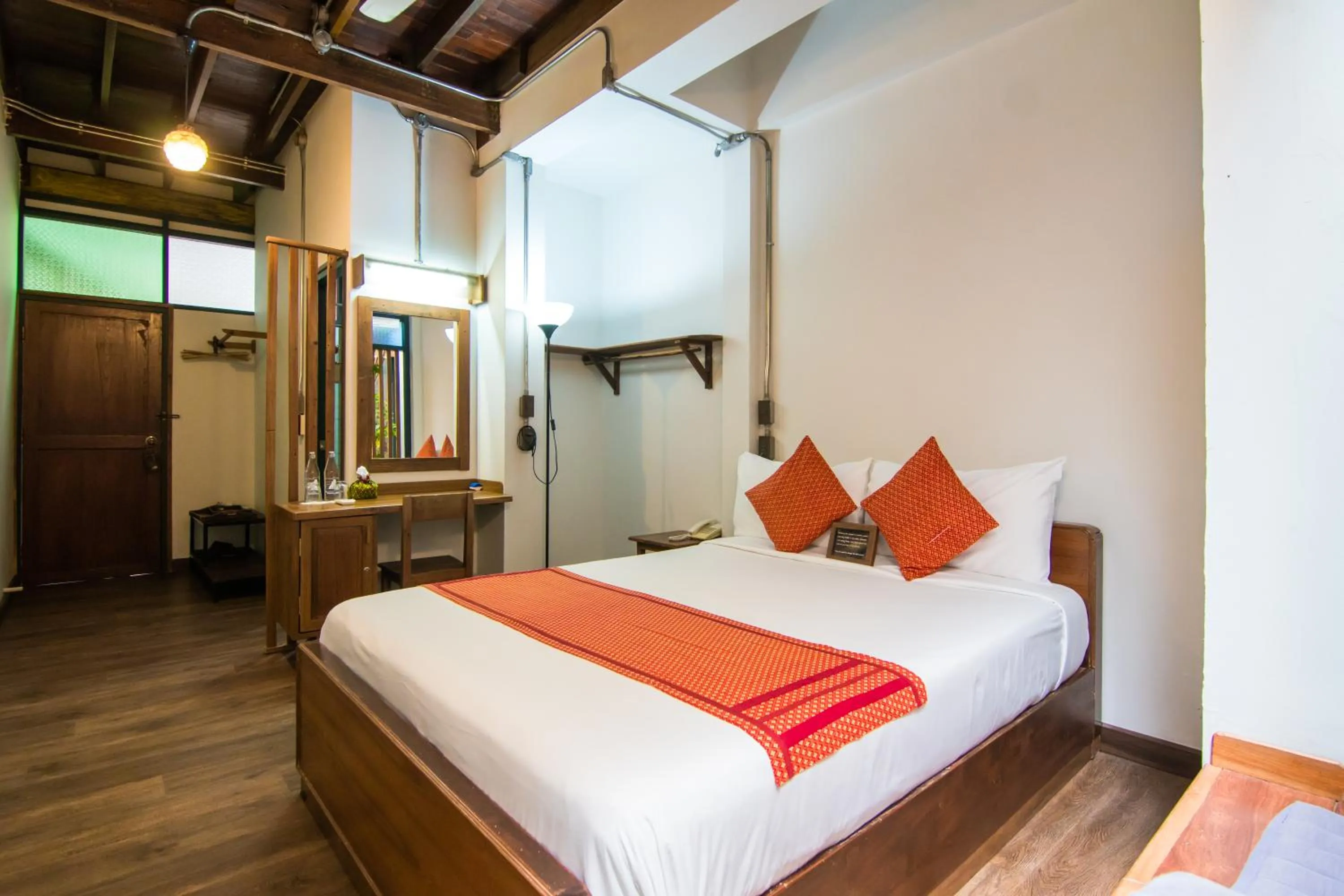 Photo of the whole room, Bed in Khom Chiang Mai