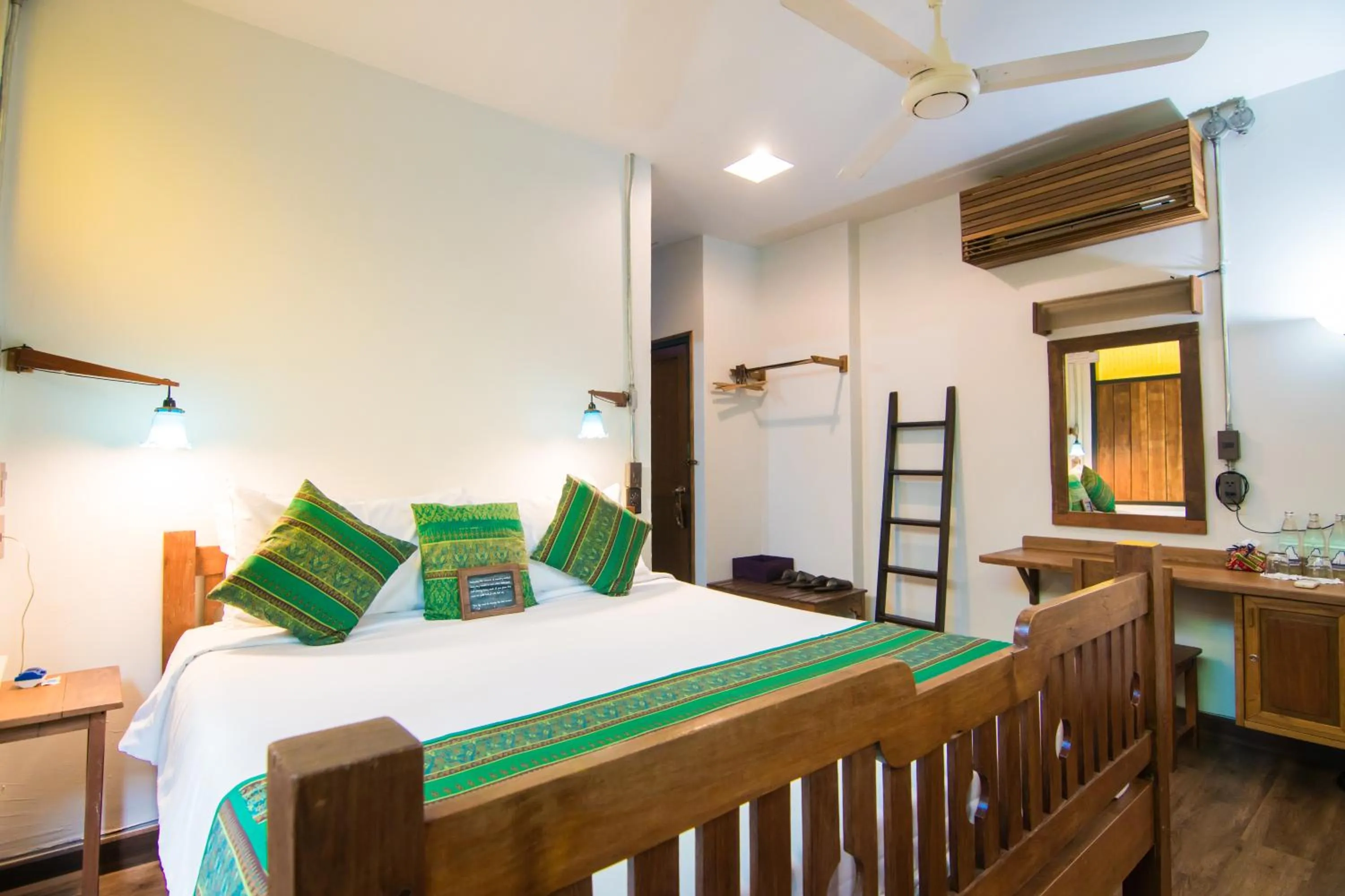 Photo of the whole room, Bed in Khom Chiang Mai