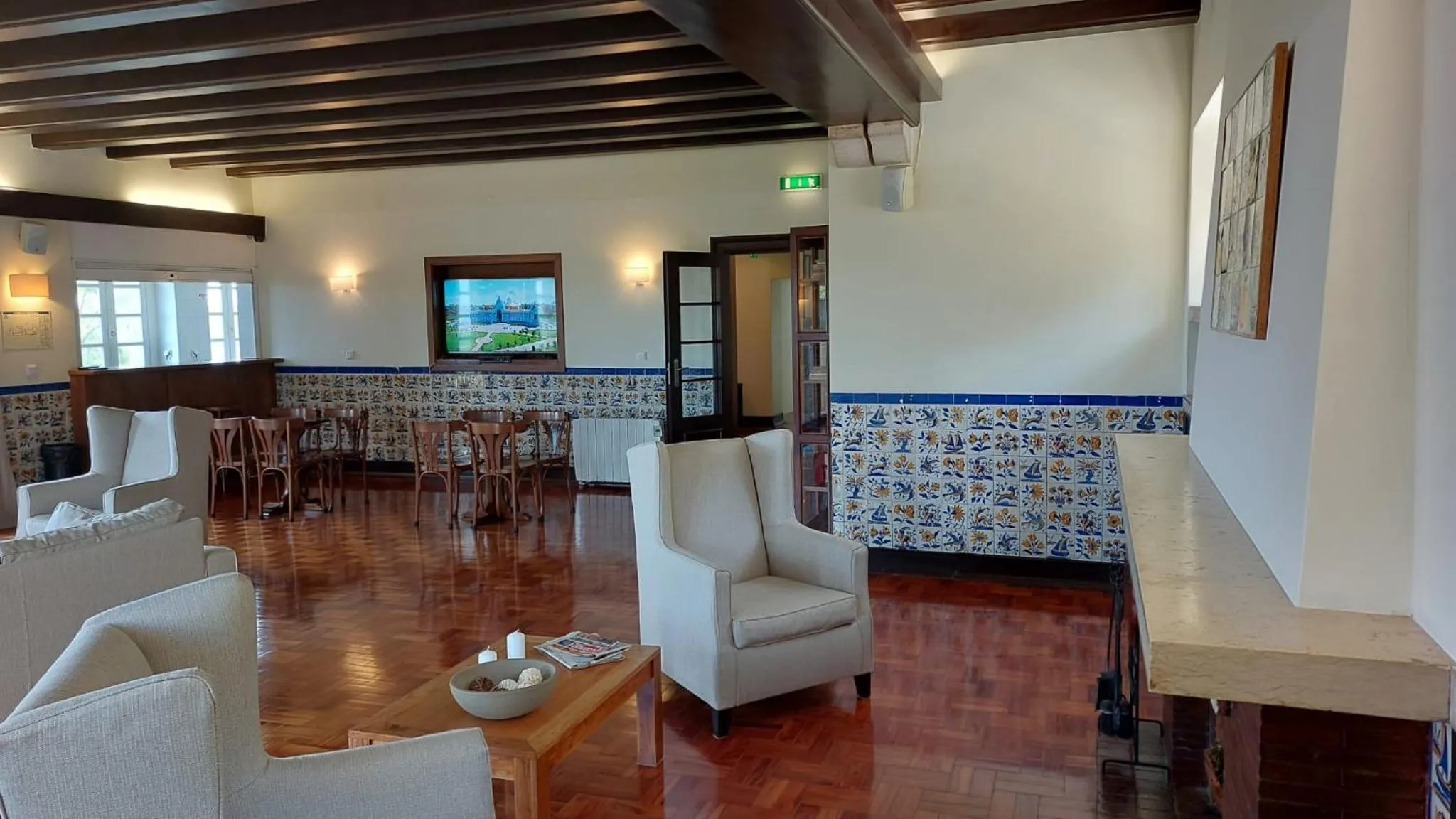 Communal lounge/ TV room in HI Alfeizerão – Pousada de Juventude