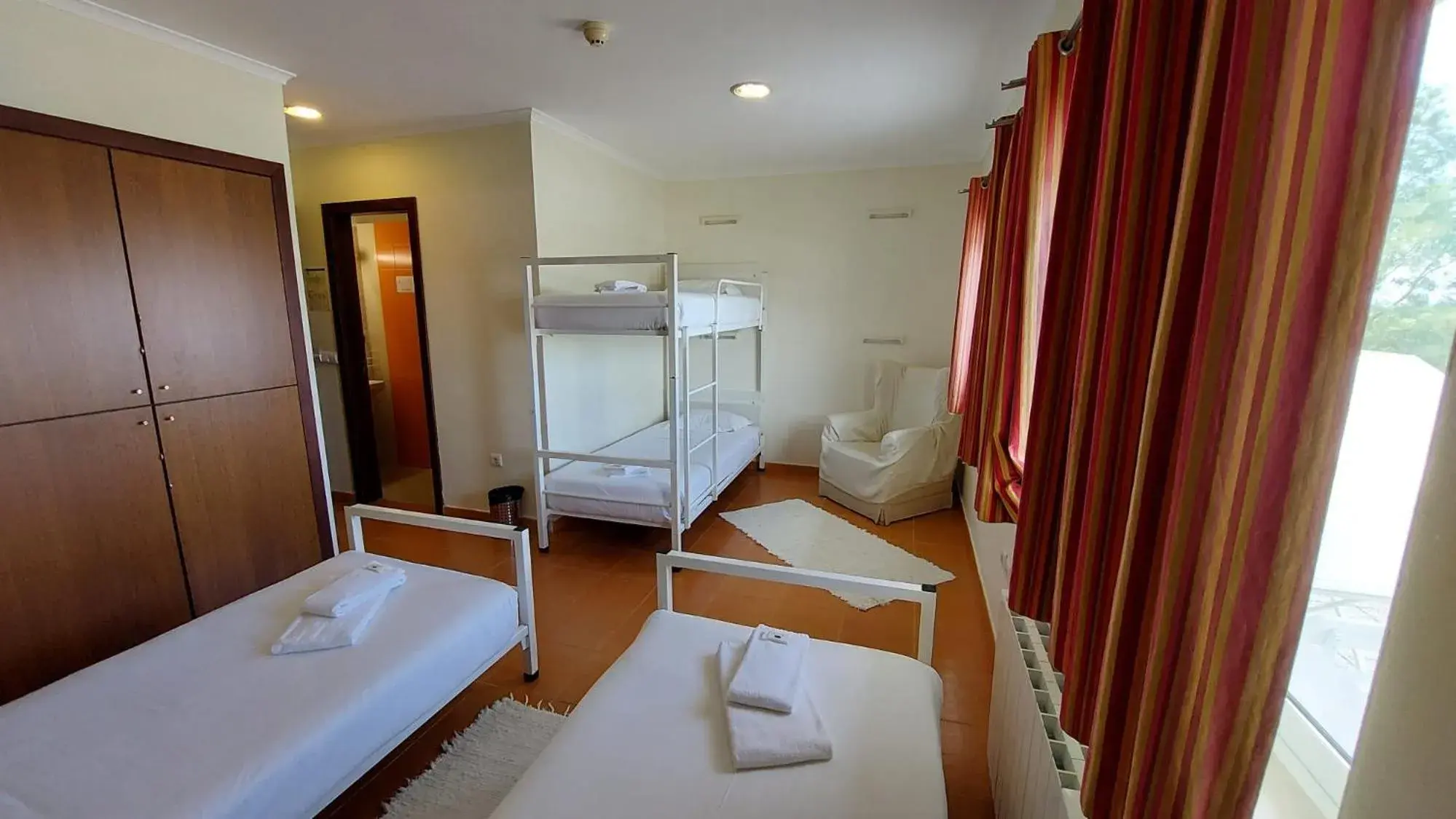 Family Room with Private Bathroom in HI Alfeizerão – Pousada de Juventude Family Room with Private Bathroom in HI Alfeizerão – Pousada de Juventude