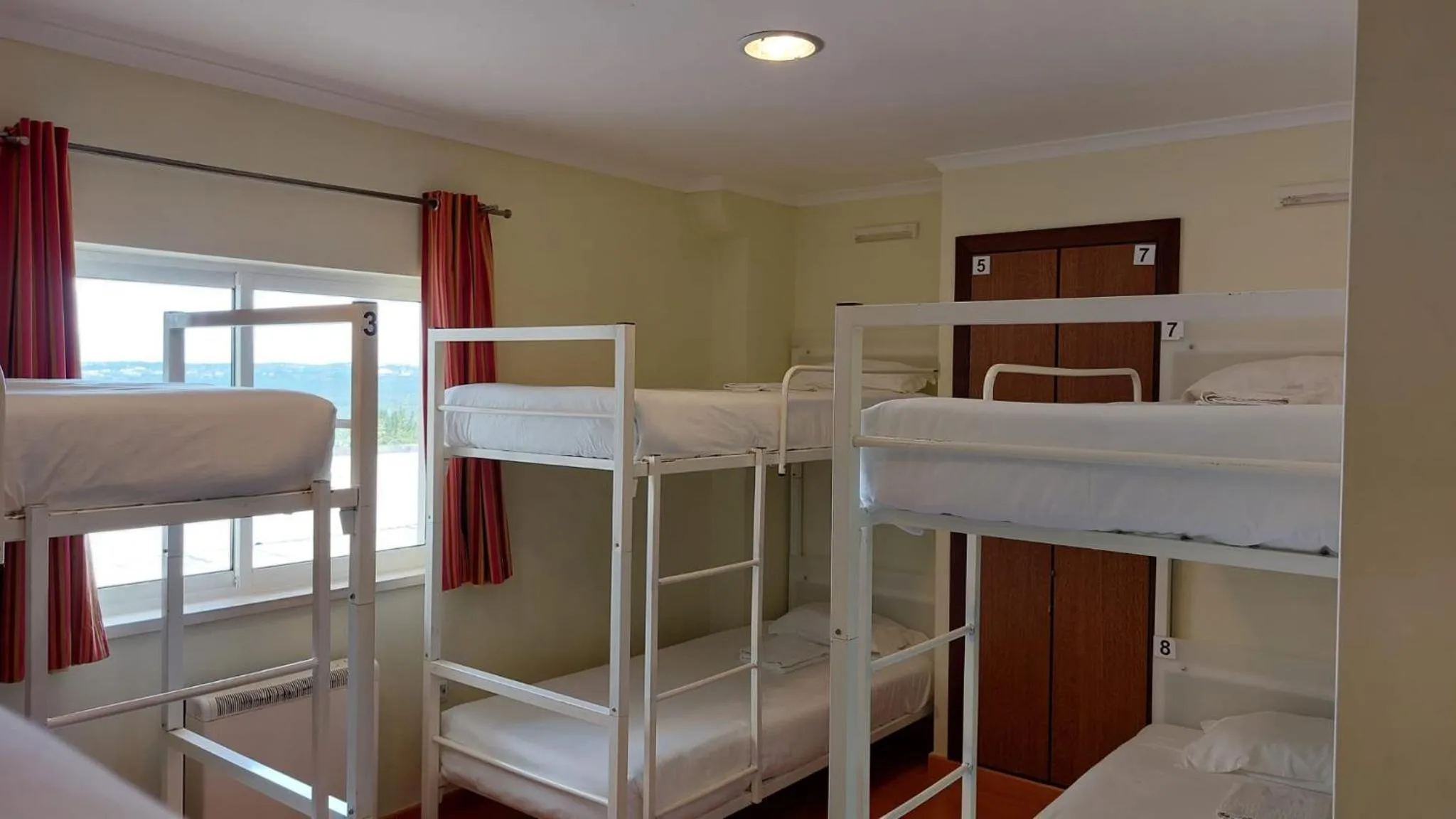 Bed in HI Alfeizerão – Pousada de Juventude