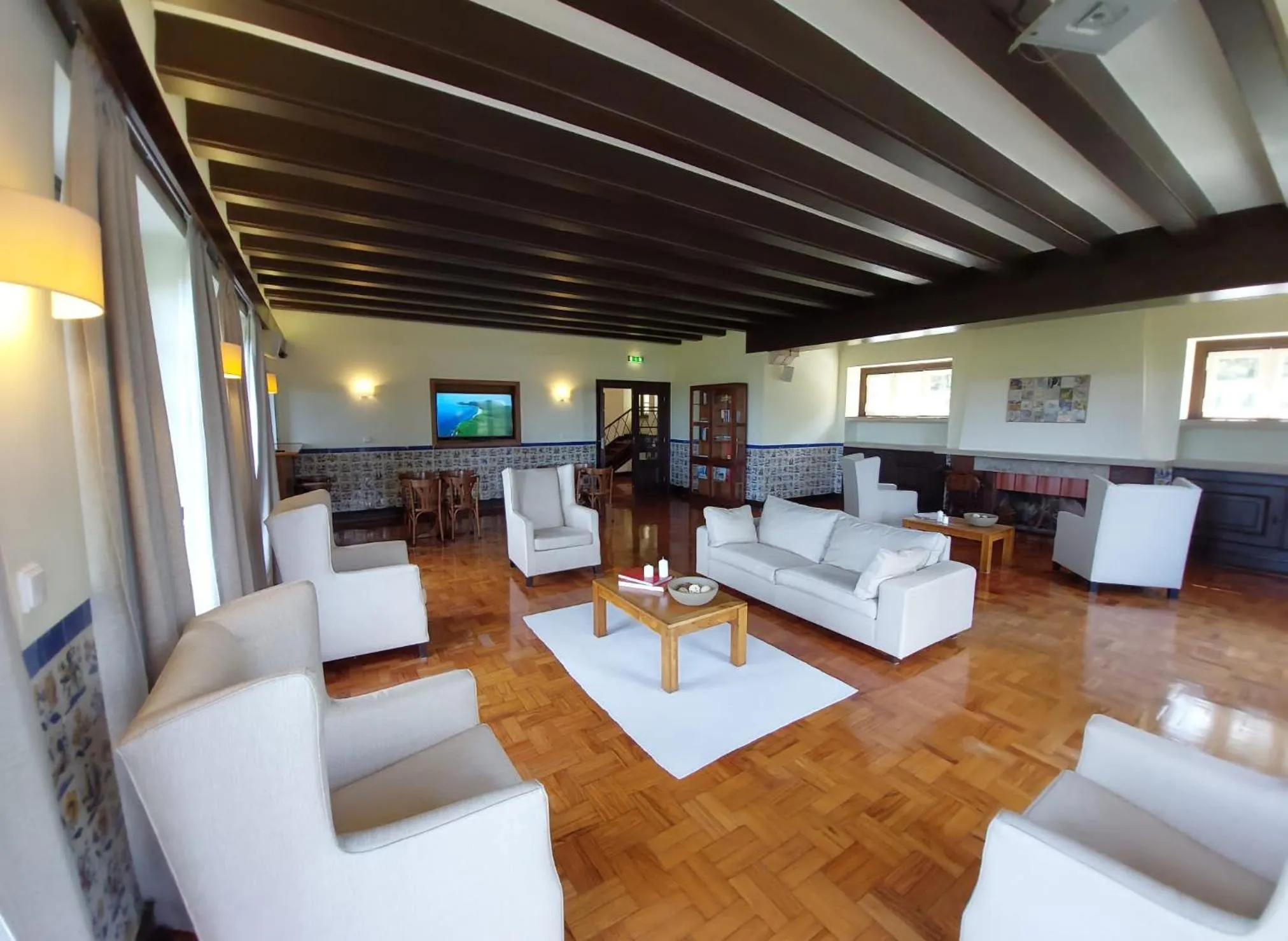 Communal lounge/ TV room in HI Alfeizerão – Pousada de Juventude