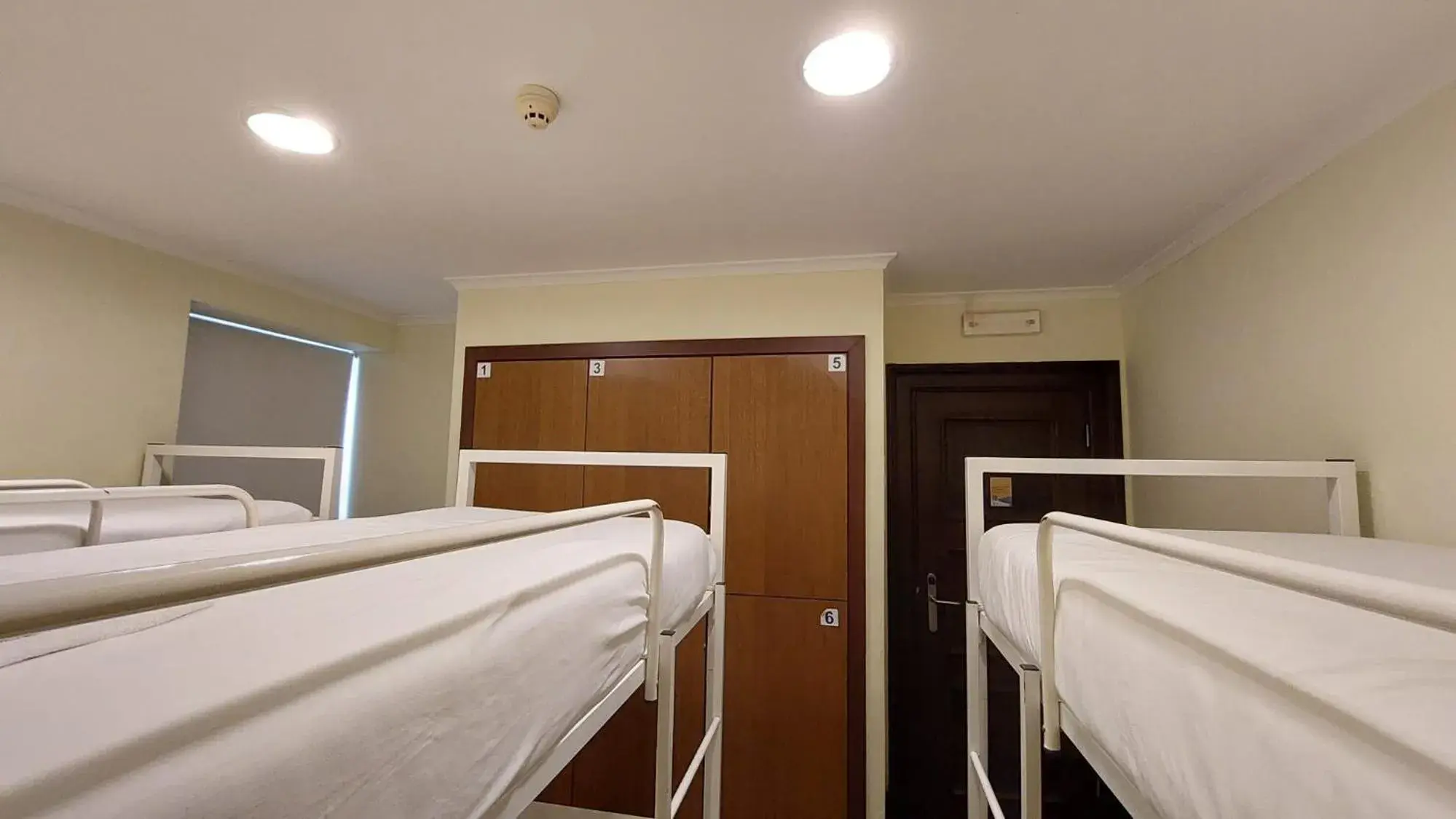 Family Room with Shared Bathroom - single occupancy in HI Alfeizerão – Pousada de Juventude Family Room with Shared Bathroom - single occupancy in HI Alfeizerão – Pousada de Juventude