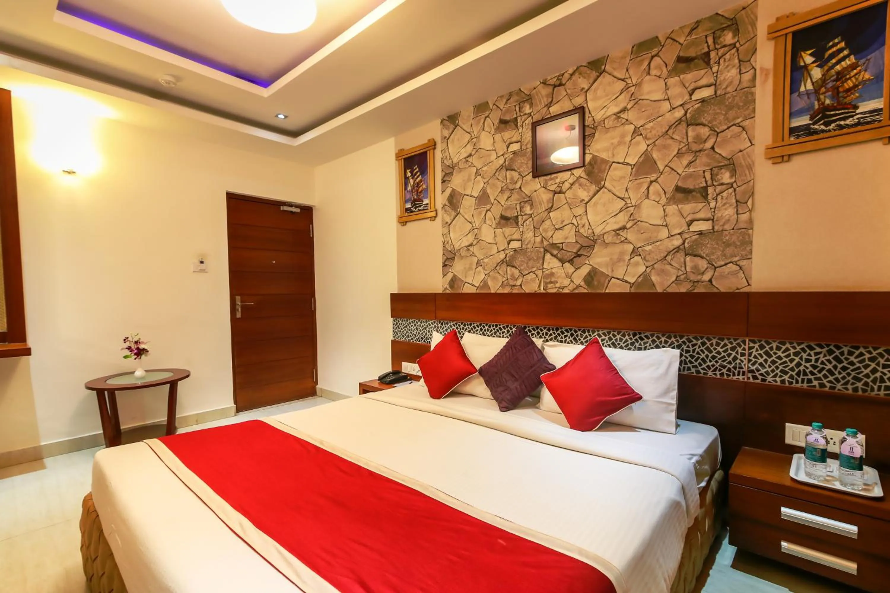 Living room, Bed in Icon Suites by Bhagini