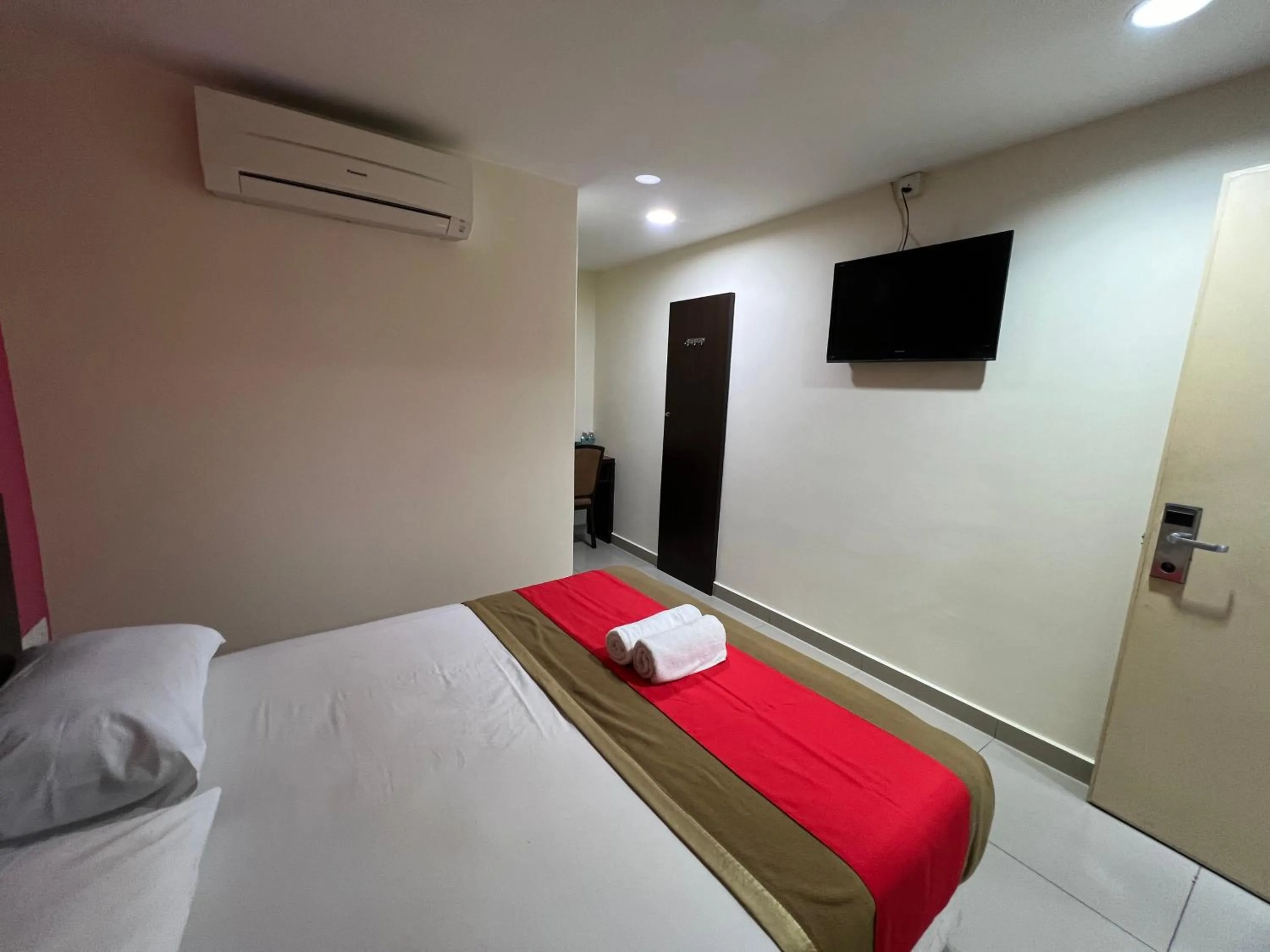 TV and multimedia, Bed in Hotel Crystal Villa