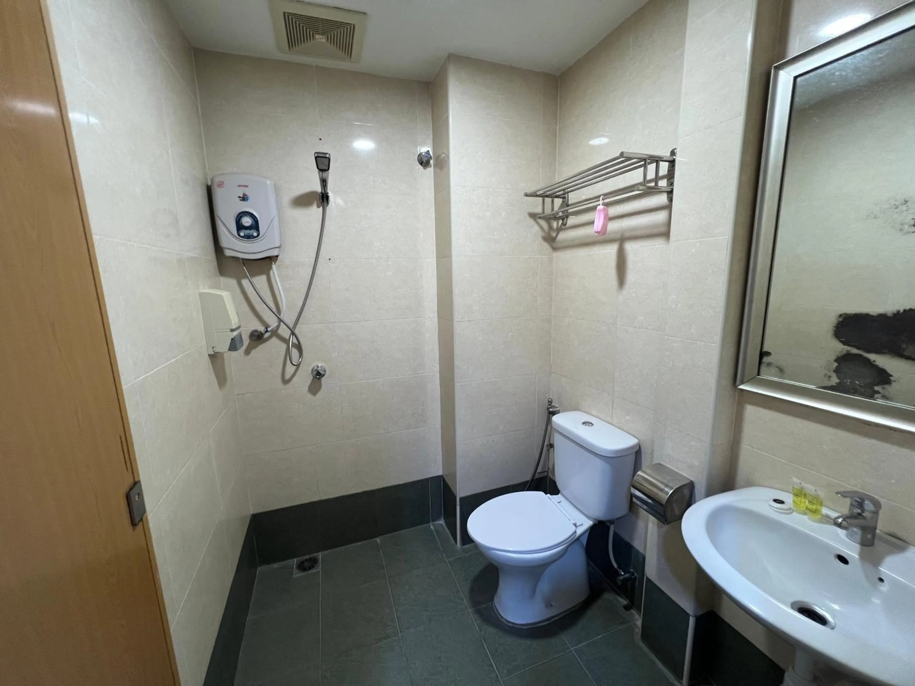 Toilet in Hotel Crystal Villa