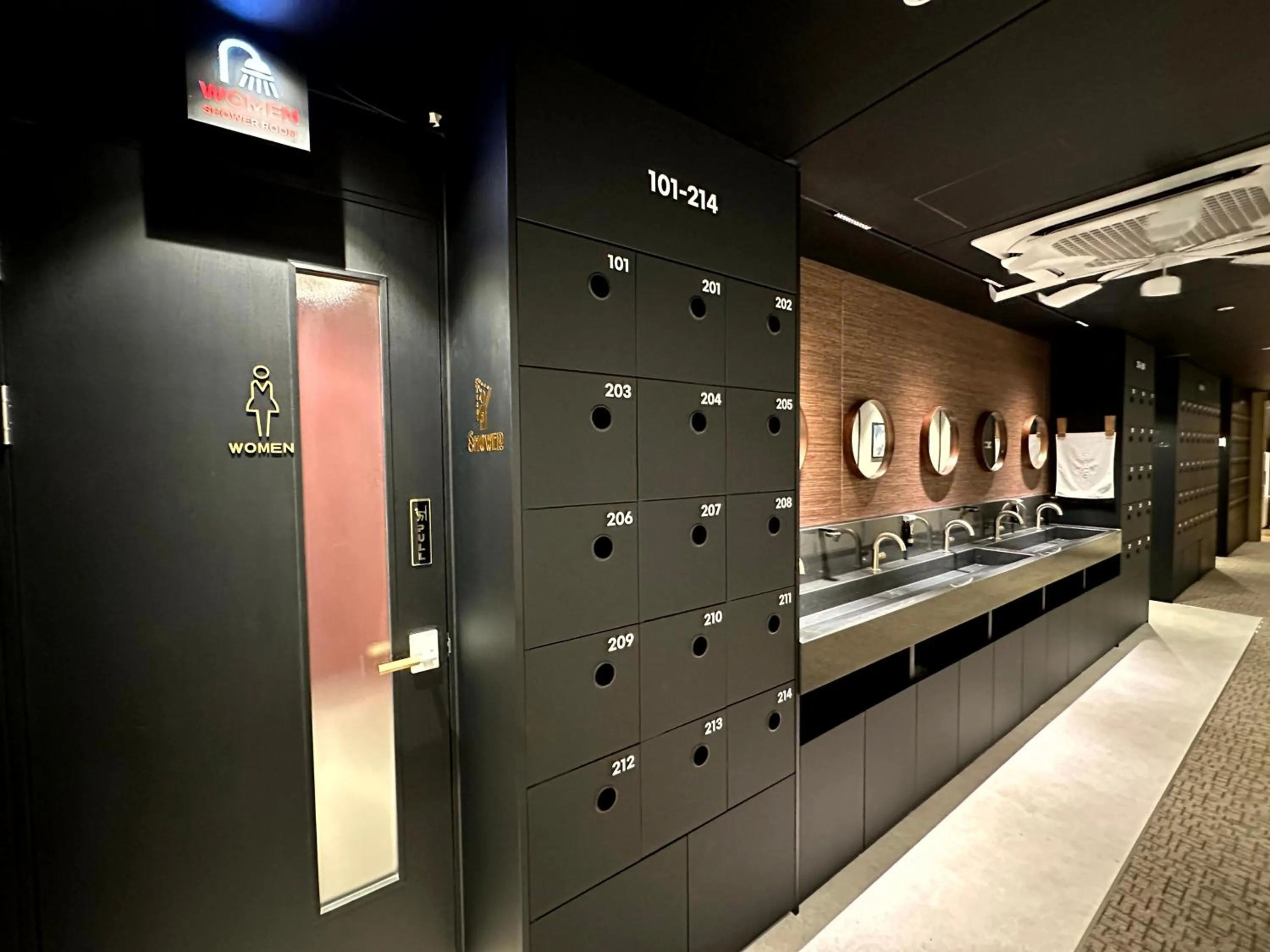 Shower in Nomad Live Hostel